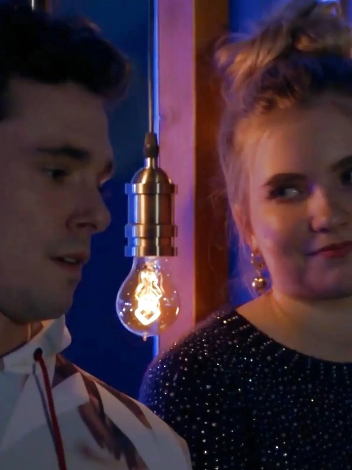 Johanna himmelt Luis an