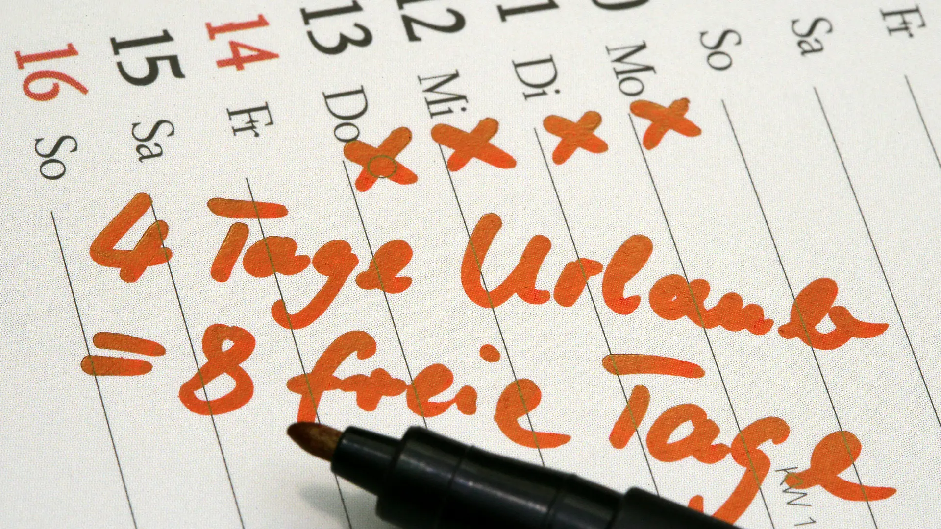 In einem Kalender steht 4 Tage Urlaub = 8 freie Tage, aufgenommen am 04.01.2006 im brandenburgischen Sieversdorf (Illustration zum Thema Brückentage). Wer 2006 seinen Urlaub geschickt mit Wochenenden und Feiertagen verbindet, kann den einen oder anderen Kurztrip einplanen. Bei den bundeseinheitlichen Feiertagen lassen sich durch den Einsatz von 20 Urlaubstagen übers Jahr gesehen mit den Wochenenden 47 freie Tage herausschlagen. Wer zum Beispiel über Ostern acht Urlaubstage opfert, sieht vom 8. bis zum 23. April seinen Arbeitsplatz 16 Tage nicht. Foto: Patrick Pleul +++(c) dpa - Report+++
