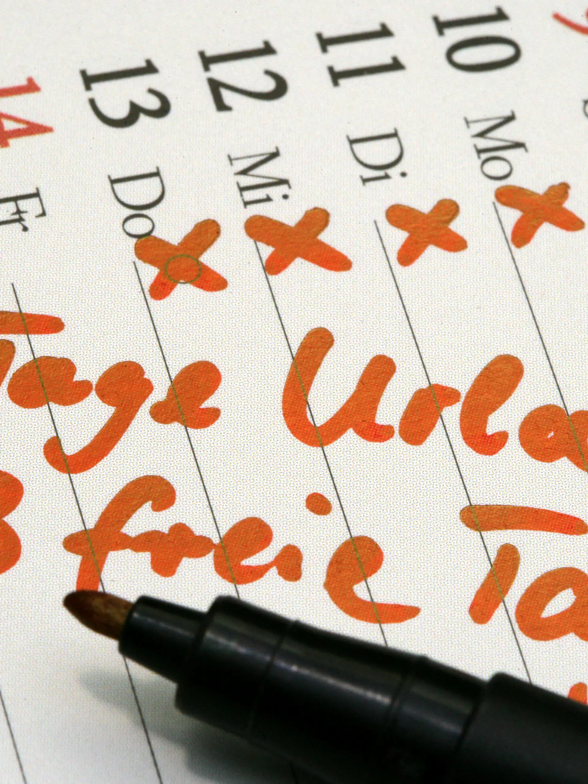 In einem Kalender steht 4 Tage Urlaub = 8 freie Tage, aufgenommen am 04.01.2006 im brandenburgischen Sieversdorf (Illustration zum Thema Brückentage). Wer 2006 seinen Urlaub geschickt mit Wochenenden und Feiertagen verbindet, kann den einen oder anderen Kurztrip einplanen. Bei den bundeseinheitlichen Feiertagen lassen sich durch den Einsatz von 20 Urlaubstagen übers Jahr gesehen mit den Wochenenden 47 freie Tage herausschlagen. Wer zum Beispiel über Ostern acht Urlaubstage opfert, sieht vom 8. bis zum 23. April seinen Arbeitsplatz 16 Tage nicht. Foto: Patrick Pleul  +++(c) dpa - Report+++
