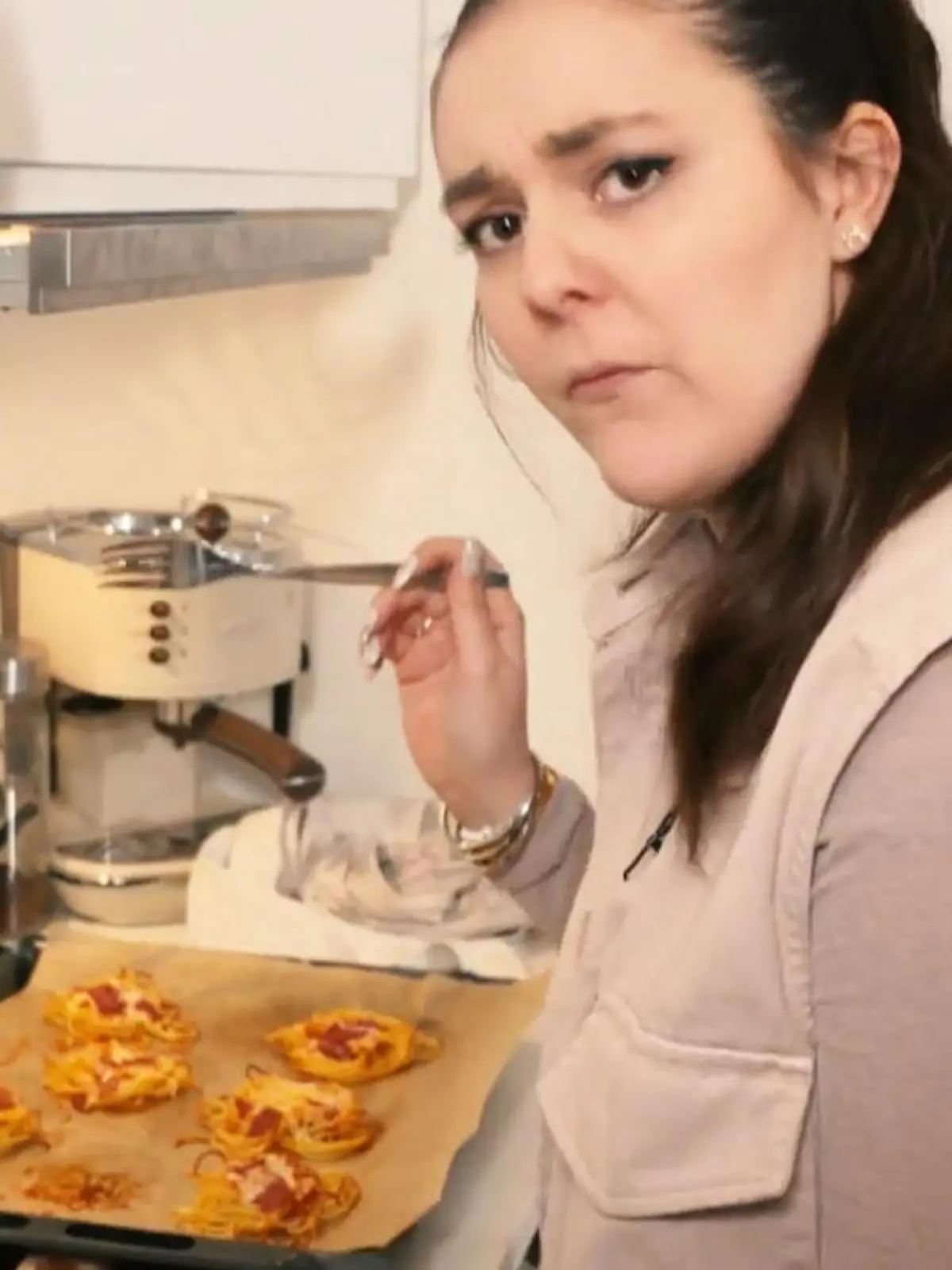 Wer liebt es nicht, gemütlich zu kochen. Leider fehlt einem nach einem stressigen Tag oftmals Lust und Zeit dazu. Aber: Ein leckeres Gericht muss nicht immer lang dauern. Auf Instagram & Co lassen sich einige Hacks finden, die schnell umzusetzen sind. Die übriggebliebenen Nudeln können zum Beispiel zu einer Pasta-Pizza verarbeitet werden! Außerdem testet unsere Hack-Checkerin Giulia Asbeck, wie man mit einem Sparschäler Zwiebeln blitzschnell in Scheiben schneidet und ob ein Papiertaschentuch das Essen mit Stäbchen wirklich erleichtern kann. Das Ergebnis sehen Sie im Video.