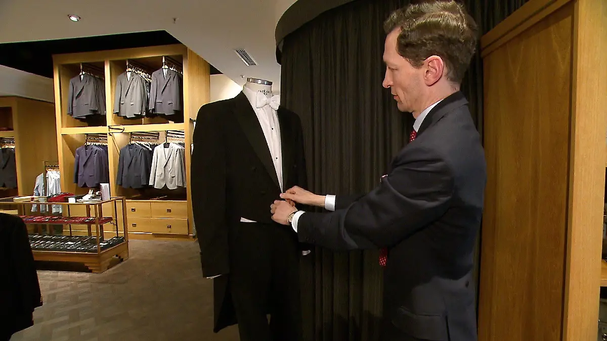 Johannes Arnolds Vermutung für Charles Nachmittags-Outfit: Smoking mit weißer Fliege.