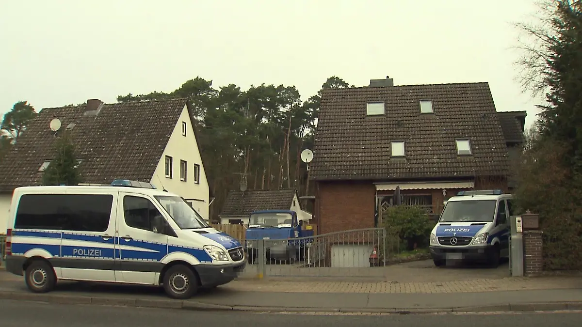 Polizisten untersuchen dieses Wohnhaus nach den Schüssen auf das Haus des Vaters der vermissten Mandy Müller