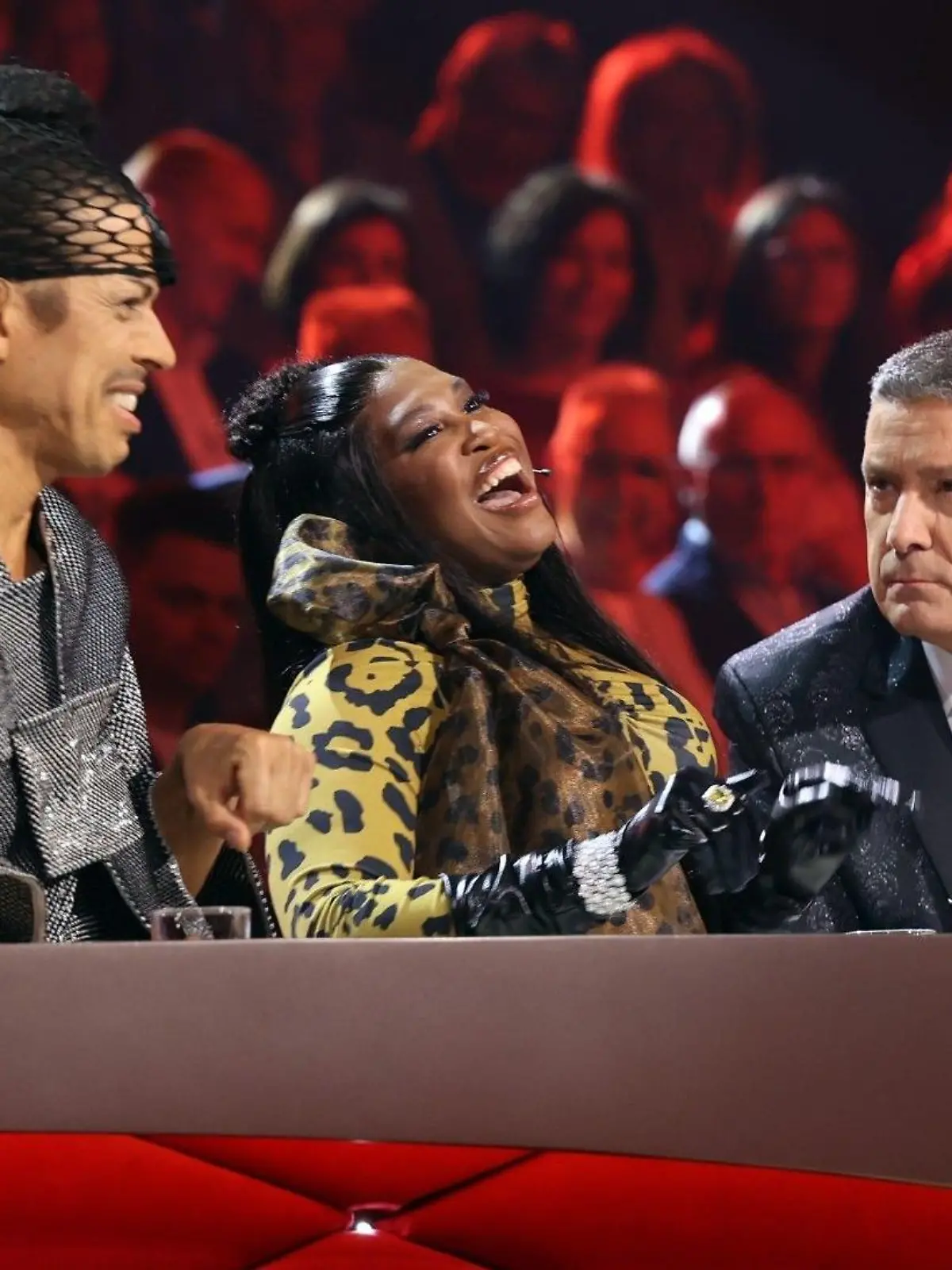 Die Jury mit Jorge González (l.), Motsi Mabuse und Joachim Llambi.

Die Verwendung des sendungsbezogenen Materials ist nur mit dem Hinweis und Verlinkung auf RTL+ gestattet.