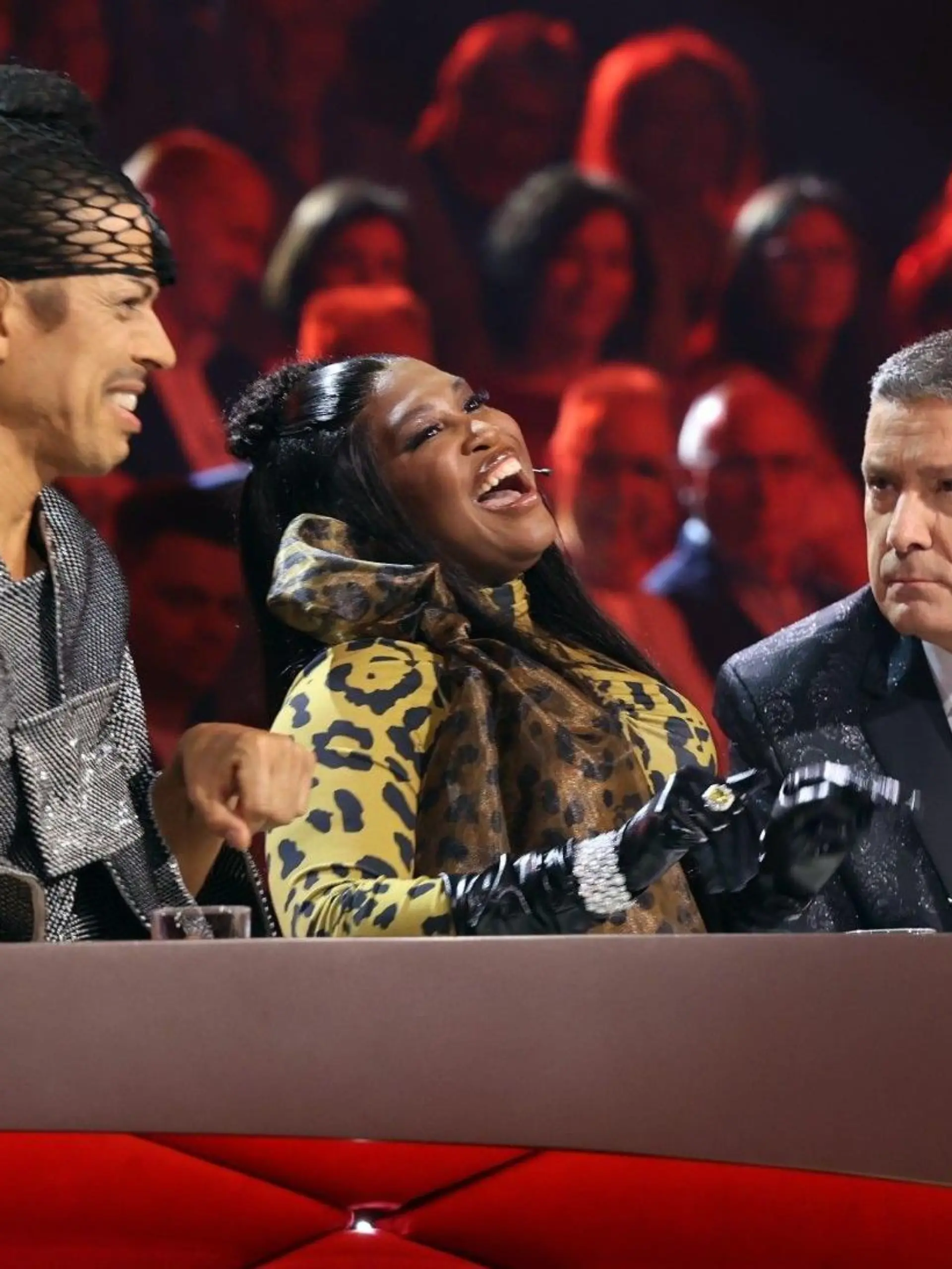 Die Jury mit Jorge González (l.), Motsi Mabuse und Joachim Llambi.

Die Verwendung des sendungsbezogenen Materials ist nur mit dem Hinweis und Verlinkung auf RTL+ gestattet.
