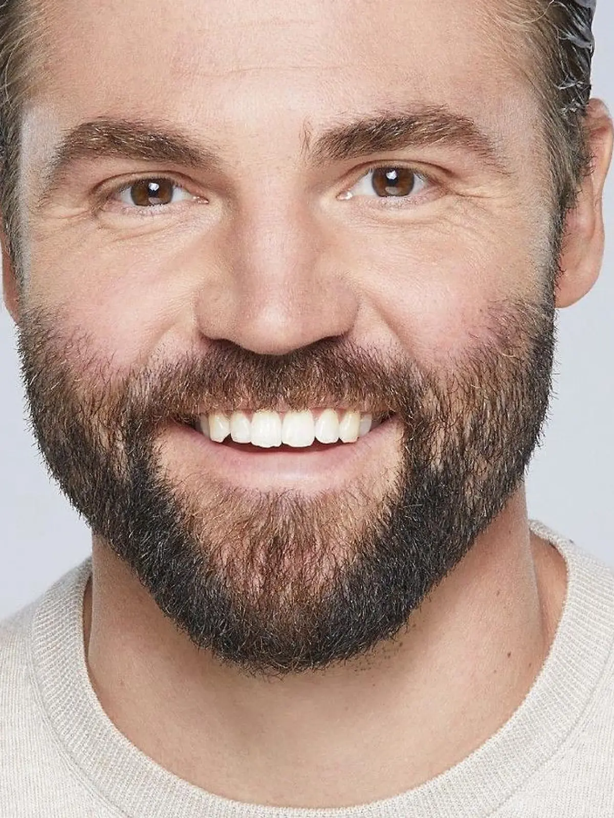 Ben Heinrich spielt "Benno 'Bambi' Heinrich"

Die Verwendung des sendungsbezogenen Materials ist nur mit dem Hinweis und Verlinkung auf RTL+ gestattet.