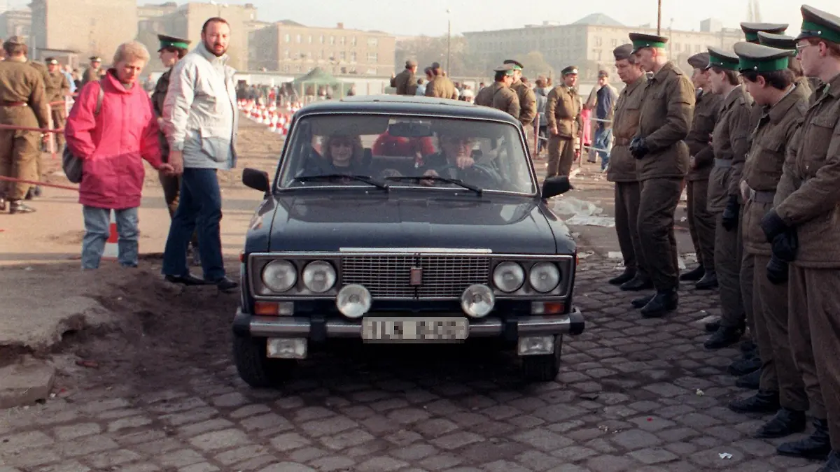 Berlin: Mitte November 1989 wurde wenige Tage nach der Grenzöffnung zwischen der DDR und Westberlin auch am Potsdamer Platz ein Grenzübergang eingerichtet.. (Ber459-090196)