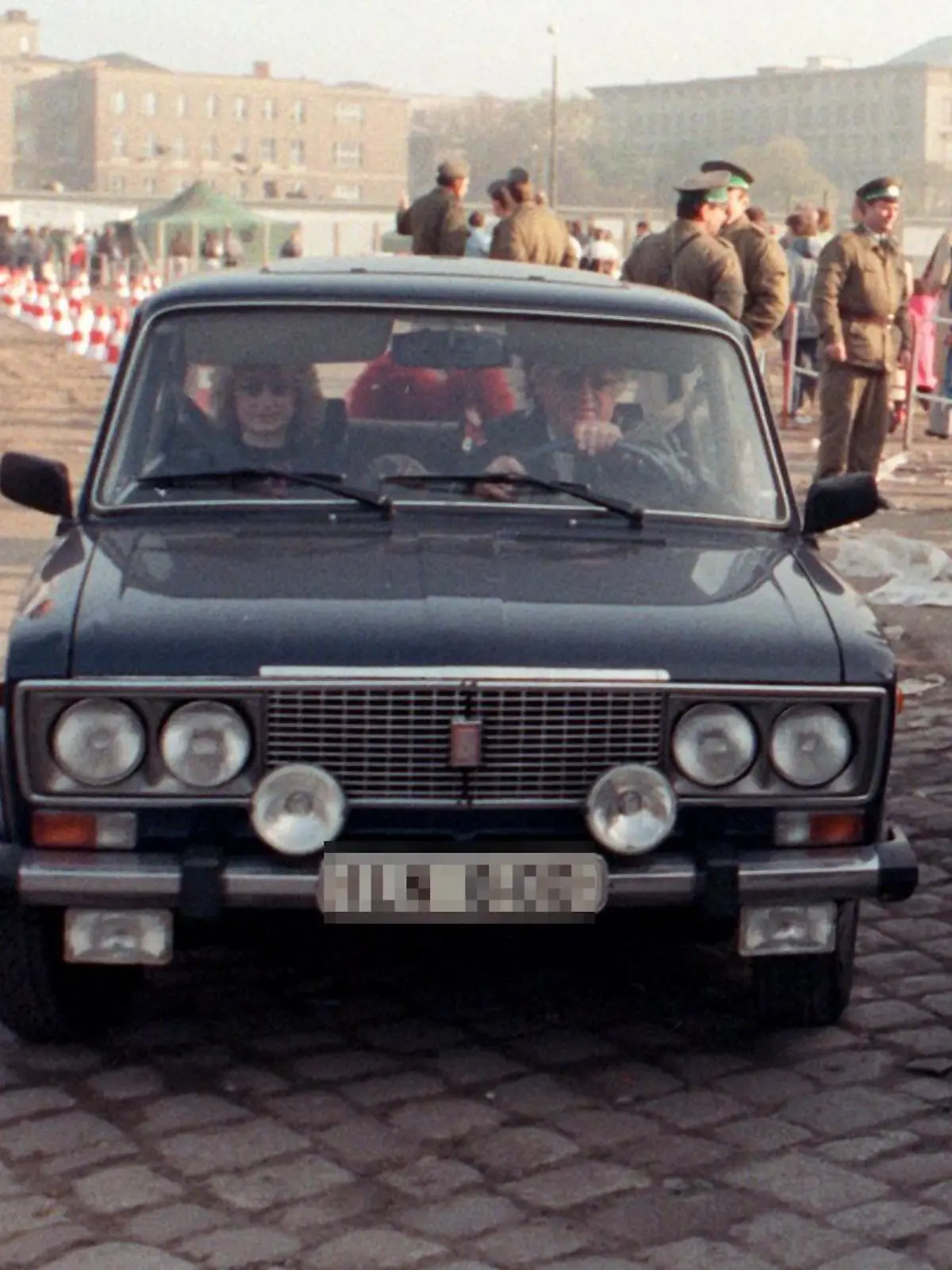 Berlin: Mitte November 1989 wurde wenige Tage nach der Grenzöffnung zwischen der DDR und Westberlin auch am Potsdamer Platz ein Grenzübergang eingerichtet.. (Ber459-090196)