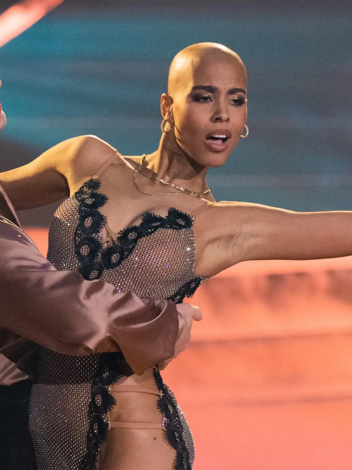 31.03.2023, Nordrhein-Westfalen, Köln: Sharon Battiste, Bacherlorette und Schauspielerin, und Valentin Lusin, Profitänzer, tanzen in der RTL-Tanzshow «Let's Dance» im Coloneum. Foto: Rolf Vennenbernd/dpa +++ dpa-Bildfunk +++
