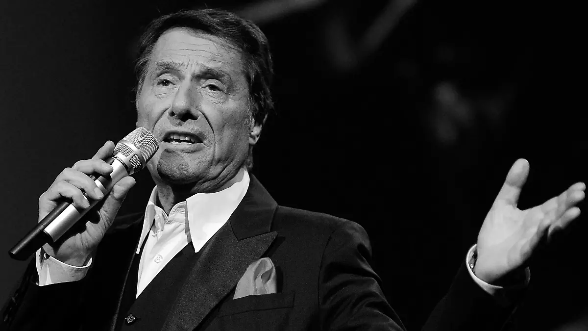 ARCHIV - 05.02.2012, Nordrhein-Westfalen, Köln: Der Sänger Udo Jürgens steht beim Auftakt seiner Tournee "Der ganz normale Wahnsinn" auf der Bühne. Acht Jahre nach seinem Tod kehrt Sänger Udo Jürgens an die Spitze der deutschen Album-Charts zurück. Foto: Henning Kaiser/dpa +++ dpa-Bildfunk +++