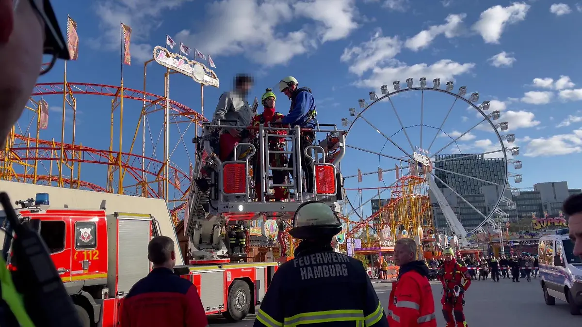 Auf dem Hamburger Dom muss die Feuerwehr sechs Fahrgäste sicher zu Boden bringen.