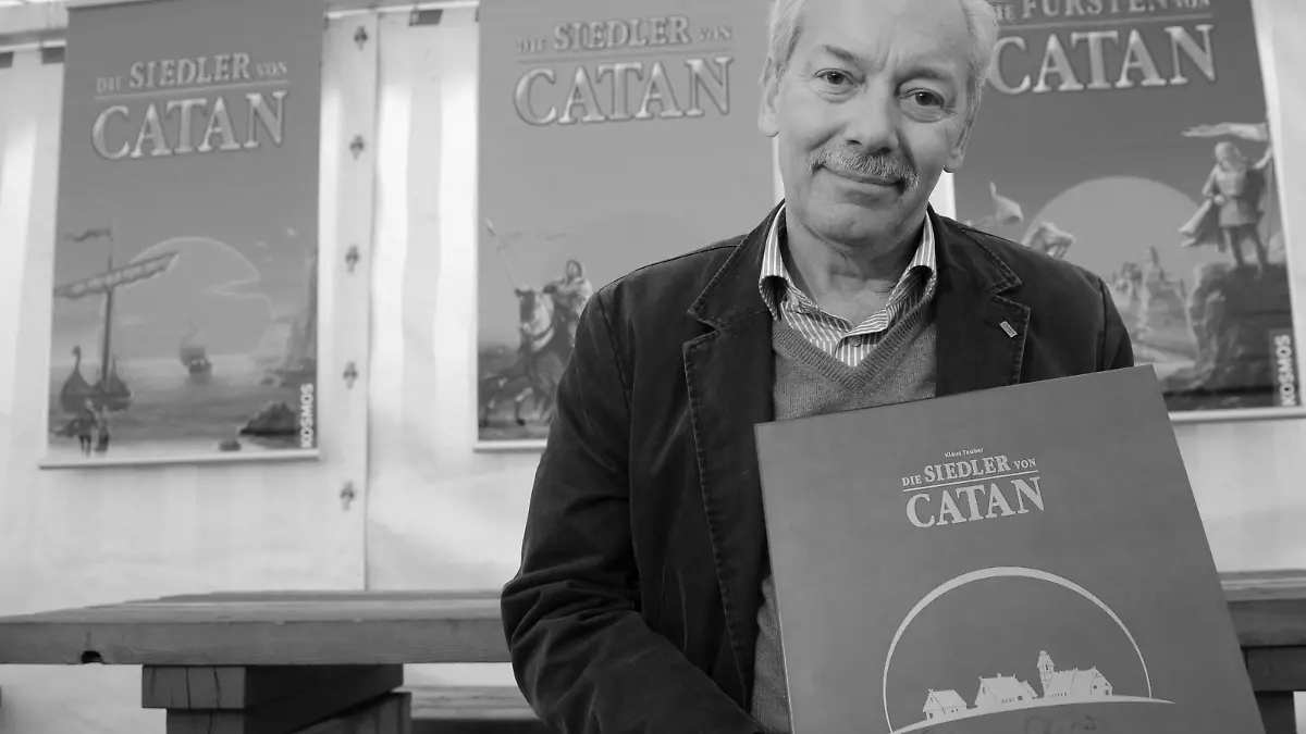 Der Spieleerfinder Klaus Teuber posiert am Samstag (18.09.2010) bei der Weltmeisterschaft im Brettspiel "Die Siedler von Catan" auf der Burg Wildenstein bei Leibertingen (Landkreis Sigmaringen) für den Fotografen. Bei der zweitägigen Meisterschaft treten 52 Spieler aus 28 Ländern an. Foto: Patrick Seeger dpa/lsw (zu lsw-KORR:"Meister am Brett: Weltmeisterschaft im Spiel «Siedler von Catan»" vom 19.09.2010) ++