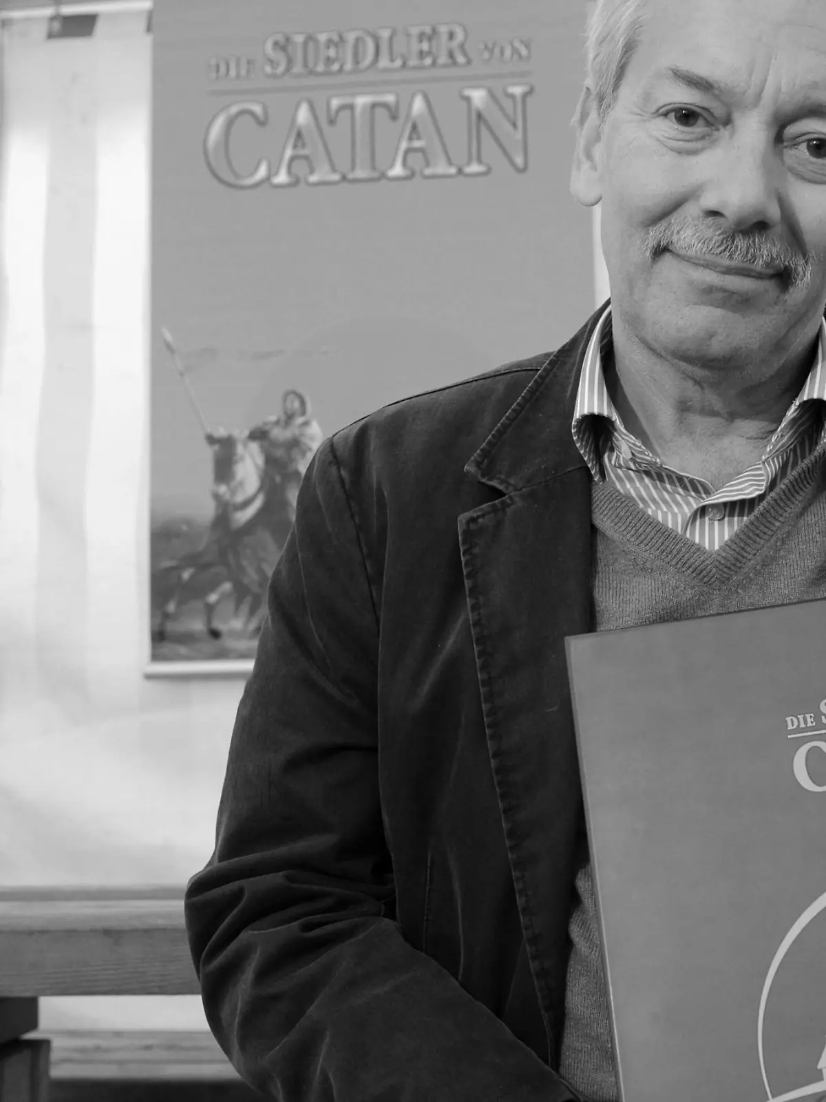 Der Spieleerfinder Klaus Teuber posiert am Samstag (18.09.2010) bei der Weltmeisterschaft im Brettspiel "Die Siedler von Catan" auf der Burg Wildenstein bei Leibertingen (Landkreis Sigmaringen) für den Fotografen. Bei der zweitägigen Meisterschaft treten 52 Spieler aus 28 Ländern an. Foto: Patrick Seeger dpa/lsw (zu lsw-KORR:"Meister am Brett: Weltmeisterschaft im Spiel «Siedler von Catan»" vom 19.09.2010) ++