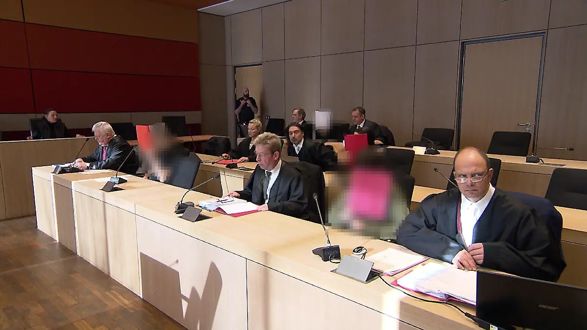 Prozessauftakt im Bochumer Landgericht für die beiden Brüder, ihre Mutter und einem weiteren mutmaßlichen Helfer.