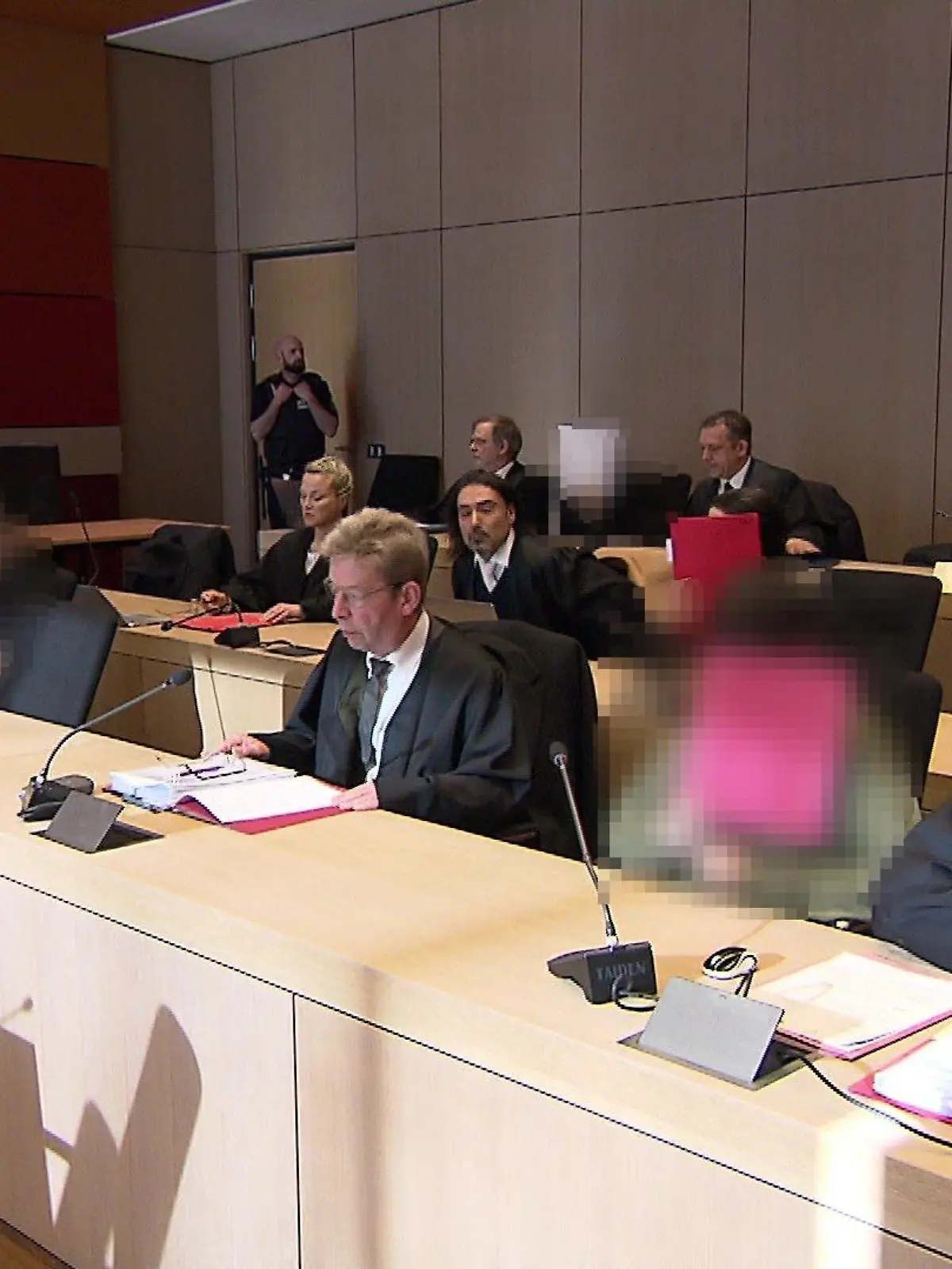 Prozessauftakt im Bochumer Landgericht für die beiden Brüder, ihre Mutter und einem weiteren mutmaßlichen Helfer.