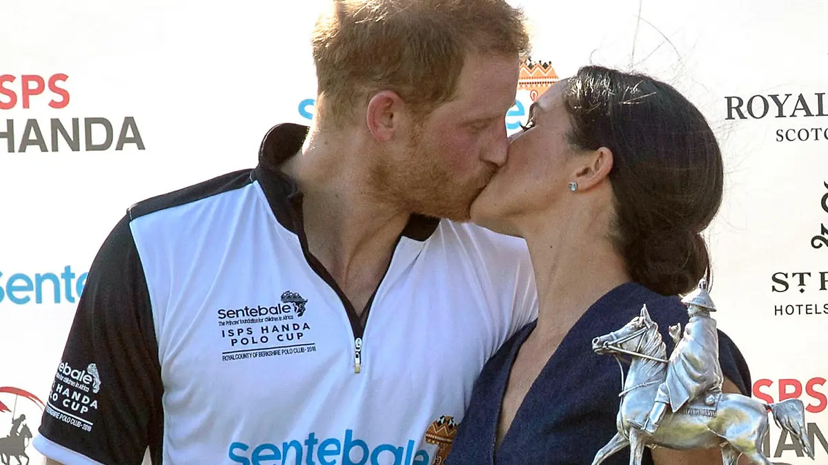 26.07.2018, Großbritannien, Windsor: Prinz Harry und Herzogin Meghan küssen sich beim Sentebale ISPS Handa Polo Cup in Windsor. Foto: Steve Parsons/PA Wire/dpa +++ dpa-Bildfunk +++