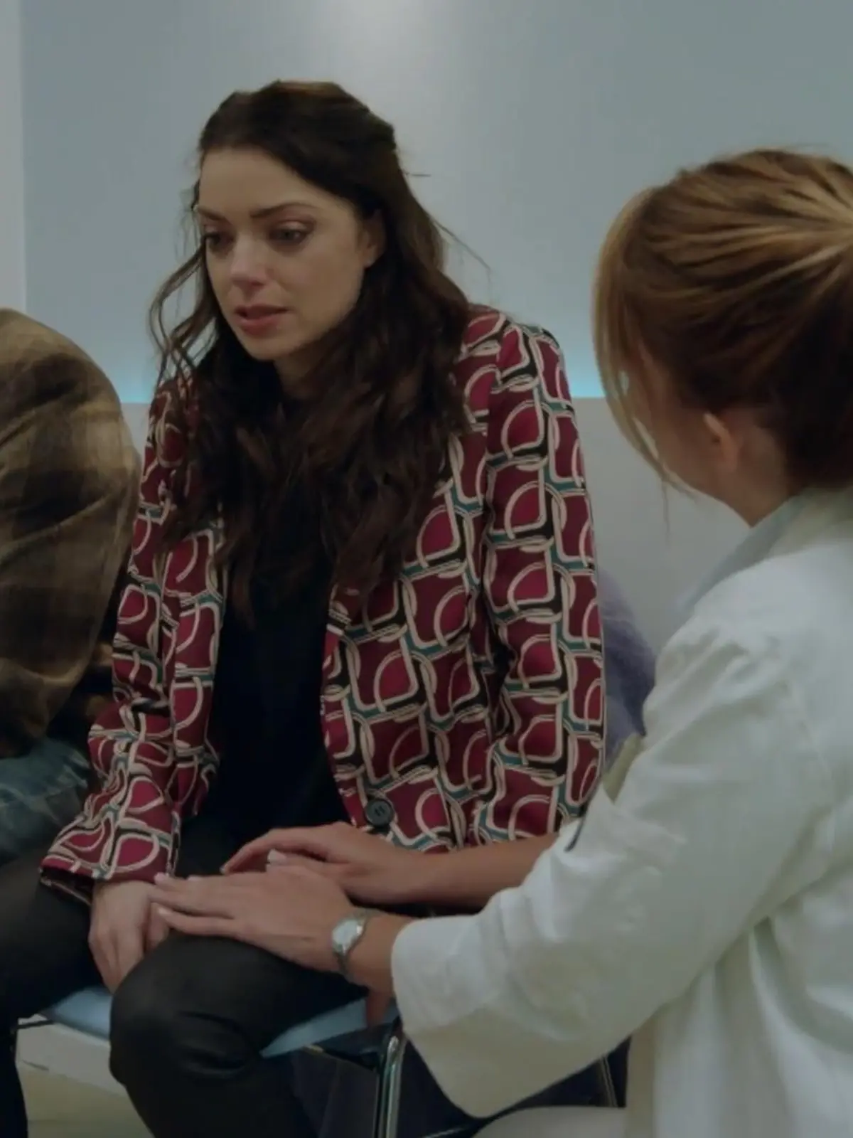GZSZ-Folge 7747 vom 17. April 2023: Emily ist schockiert von Saschas Unfall.