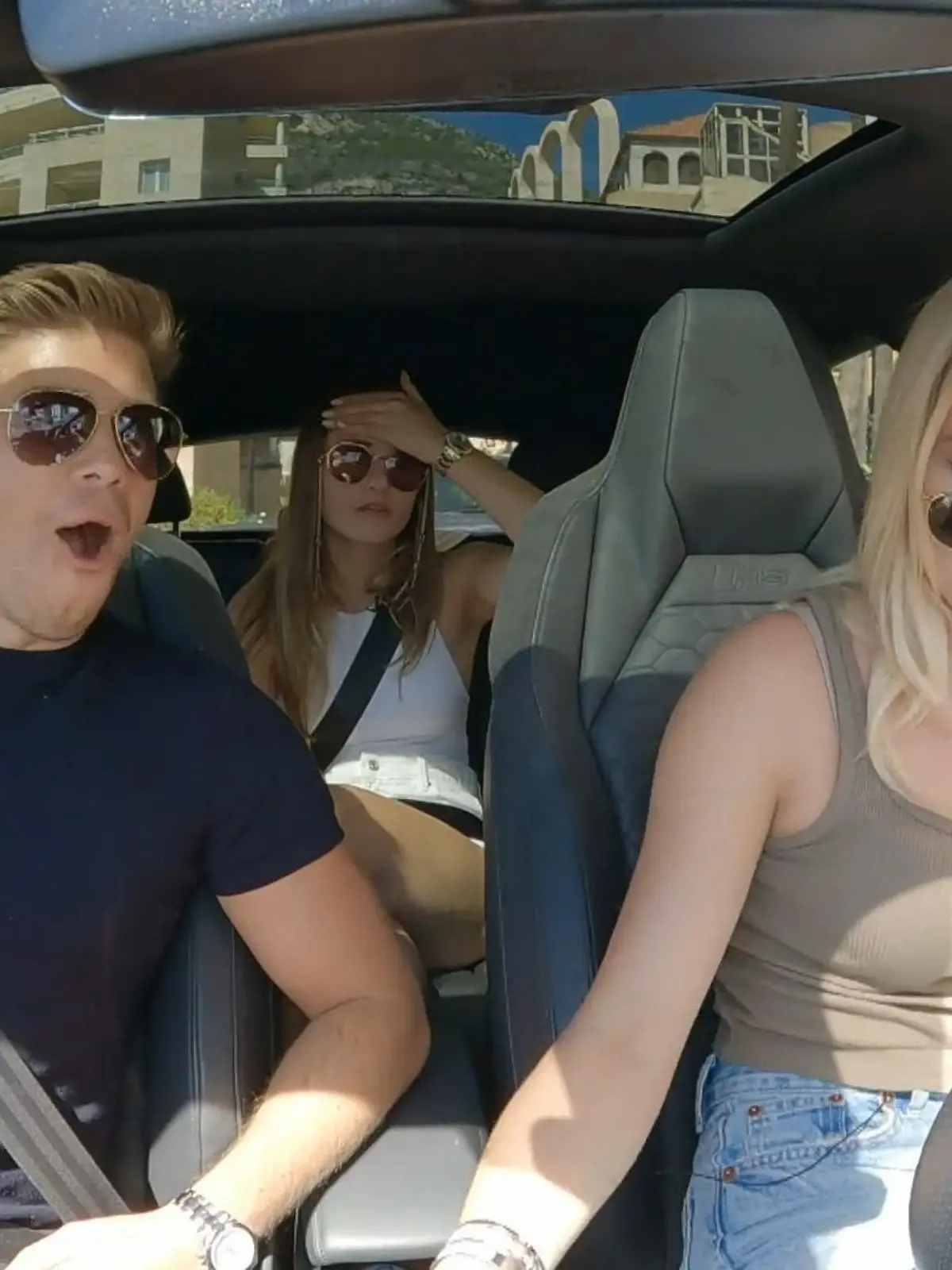Bild zu: "Shania crasht das Auto ihrer Schwester"
