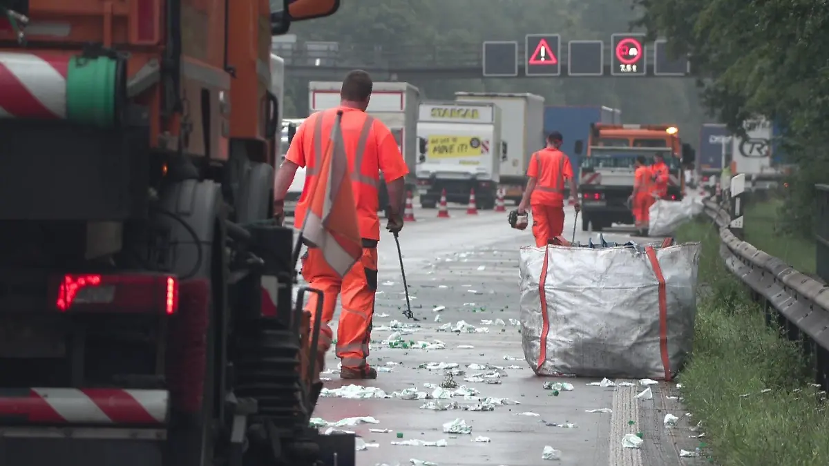 Die Räumungsarbeiten auf der A1 dauerten mehrere Stunden.