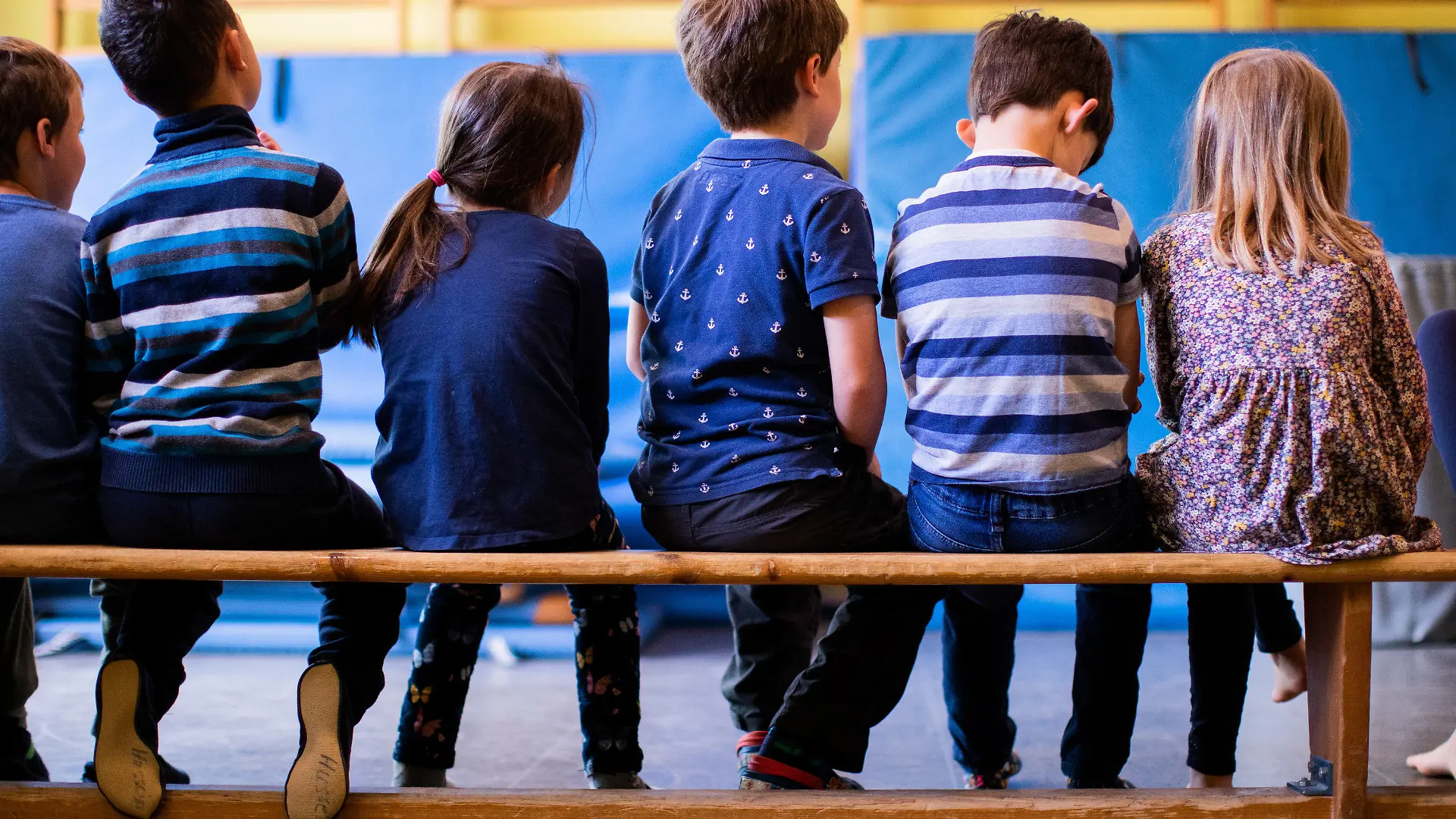 ARCHIV - 08.06.2020, Nordrhein-Westfalen, Köln: Kinder sitzen in der Evangelischen Kindertagesstätte «Wasserblecher Kinder» beim Sport auf einer Bank. Kommunen, die ab der kommenden Woche keinen eingeschränkten Regelbetrieb für alle Kita-Kinder anbieten wollen, müssen das mit den Gesundheitsbehörden abstimmen. (zu dpa «Abweichung von Kita-Betreuung für alle ist nach Abstimmung möglich») Foto: Rolf Vennenbernd/dpa - ACHTUNG: Nur zur redaktionellen Verwendung im Zusammenhang mit der aktuellen Berichterstattung +++ dpa-Bildfunk +++