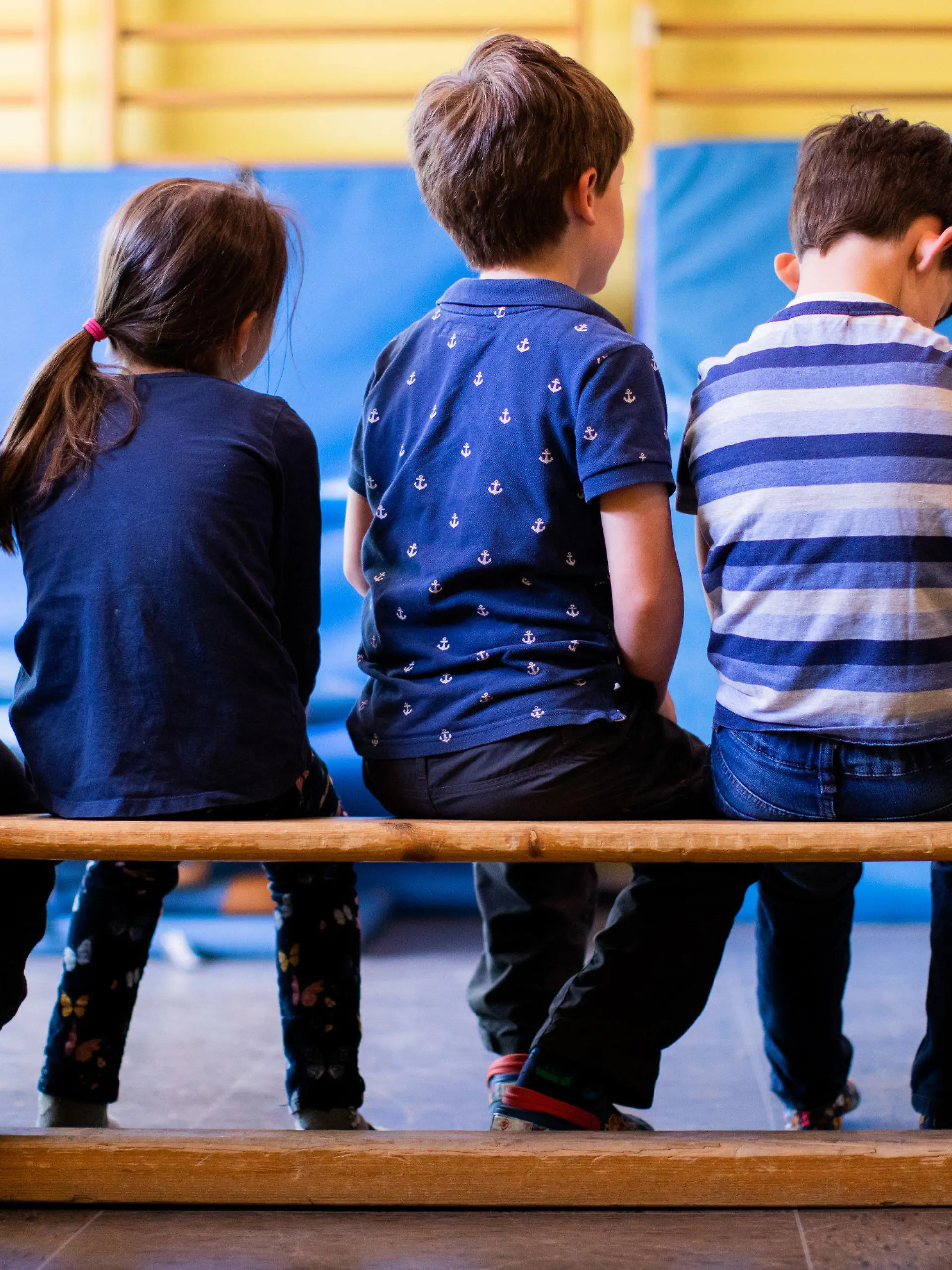 ARCHIV - 08.06.2020, Nordrhein-Westfalen, Köln: Kinder sitzen in der Evangelischen Kindertagesstätte «Wasserblecher Kinder» beim Sport auf einer Bank. Kommunen, die ab der kommenden Woche keinen eingeschränkten Regelbetrieb für alle Kita-Kinder anbieten wollen, müssen das mit den Gesundheitsbehörden abstimmen. (zu dpa «Abweichung von Kita-Betreuung für alle ist nach Abstimmung möglich») Foto: Rolf Vennenbernd/dpa - ACHTUNG: Nur zur redaktionellen Verwendung im Zusammenhang mit der aktuellen Berichterstattung +++ dpa-Bildfunk +++