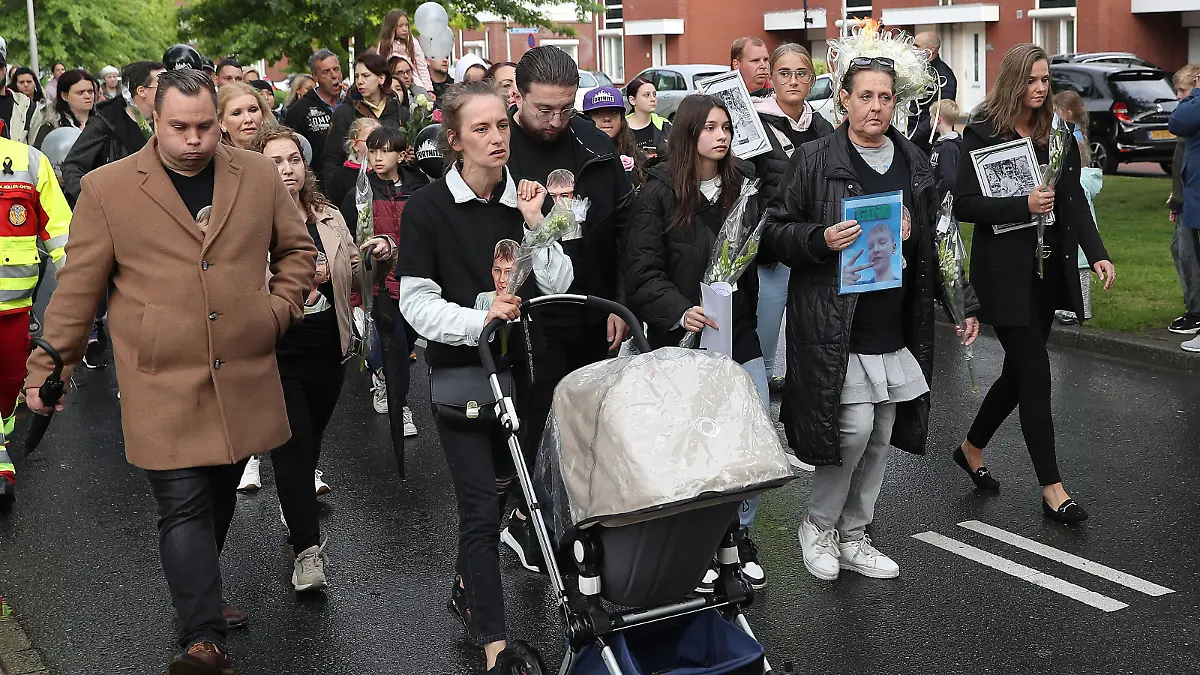 KERKRADE ,08-06-2022, dutchnews, Stille Tocht voor Gino van der Straeten, er was heel veel belangstelling voor deze stille tocht, met de familie van Gino vooraan de stille tocht