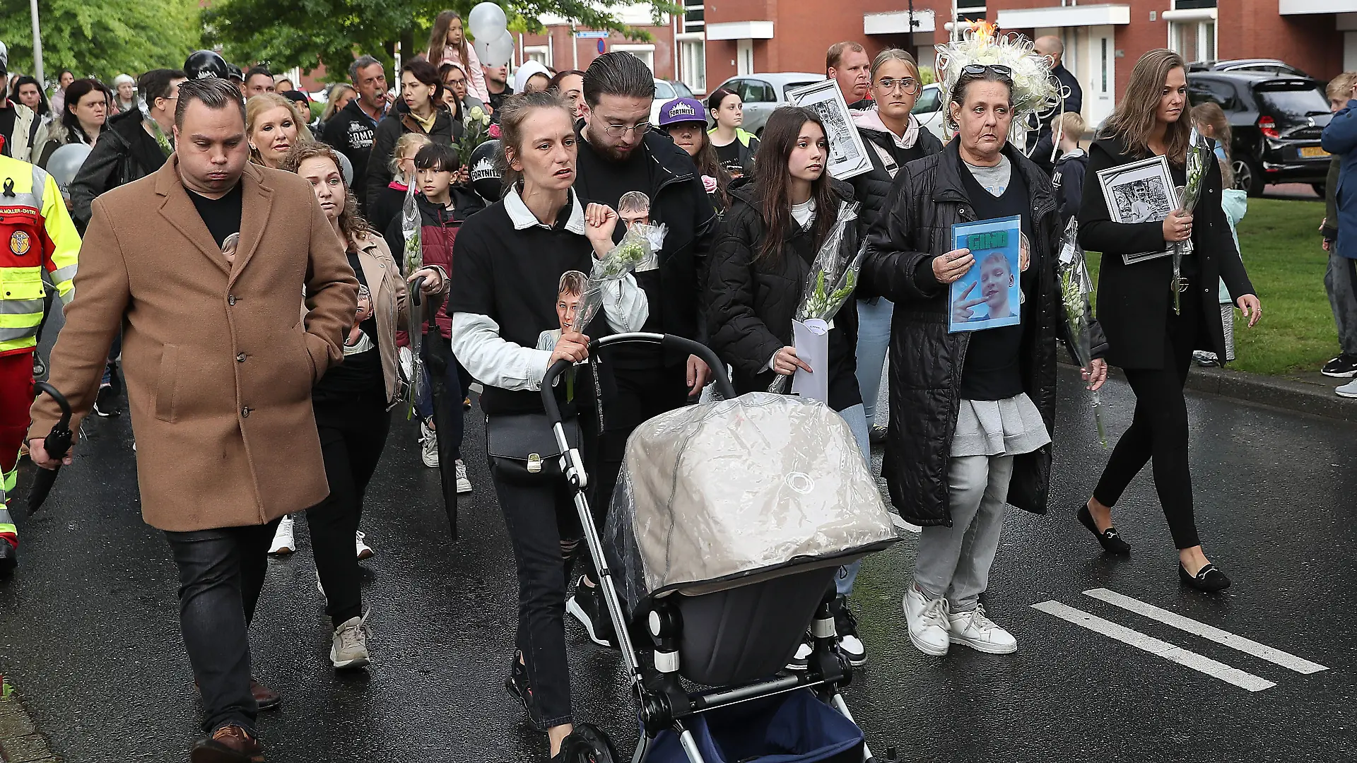 KERKRADE ,08-06-2022, dutchnews, Stille Tocht voor Gino van der Straeten, er was heel veel belangstelling voor deze stille tocht, met de familie van Gino vooraan de stille tocht