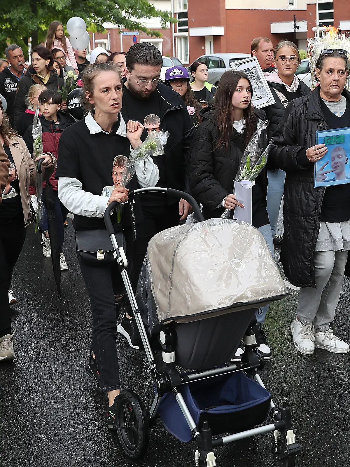 KERKRADE ,08-06-2022, dutchnews, Stille Tocht voor Gino van der Straeten, er was heel veel belangstelling voor deze stille tocht, met de familie van Gino vooraan de stille tocht