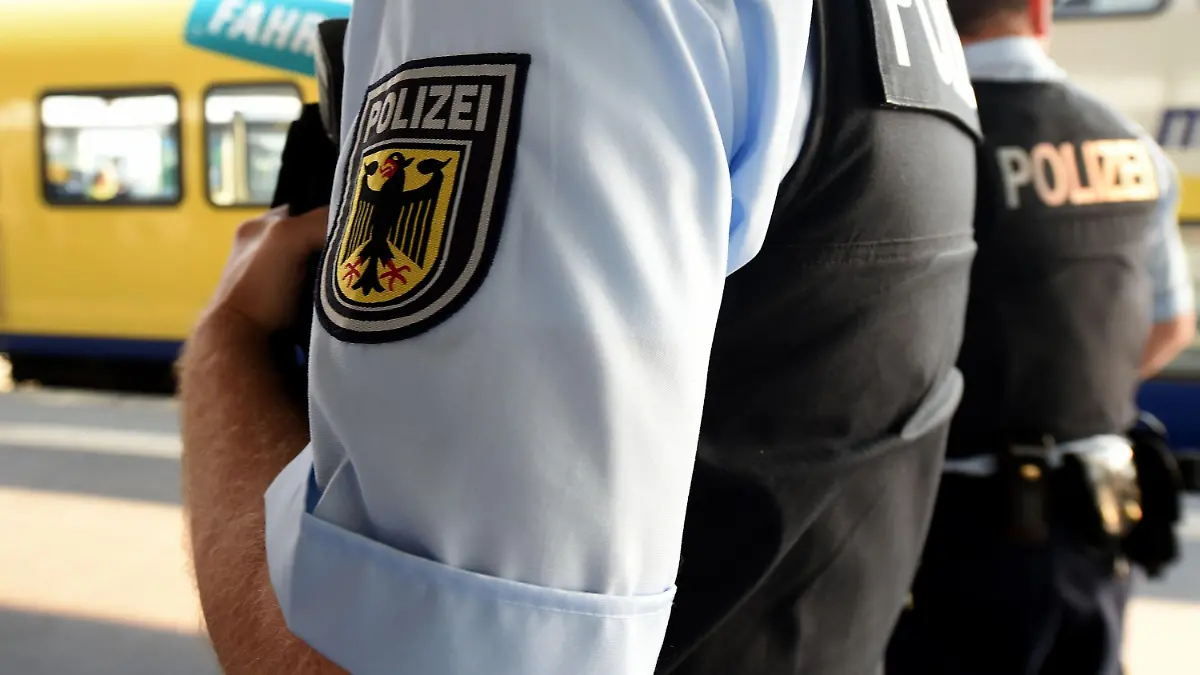 ILLUSTRATION - ARCHIV - Zwei Beamte der Bundespolizei überwachen am 05.09.2014 einen Bahnsteig auf dem Hauptbahnhof in Hannover (Niedersachsen).   Foto: Holger Hollemann/dpa   (zu dpa "Ermittlungen gegen Beamten der Bundespolizei wegen Körperverletzung" vom 17.05.2015) +++(c) dpa - Bildfunk+++