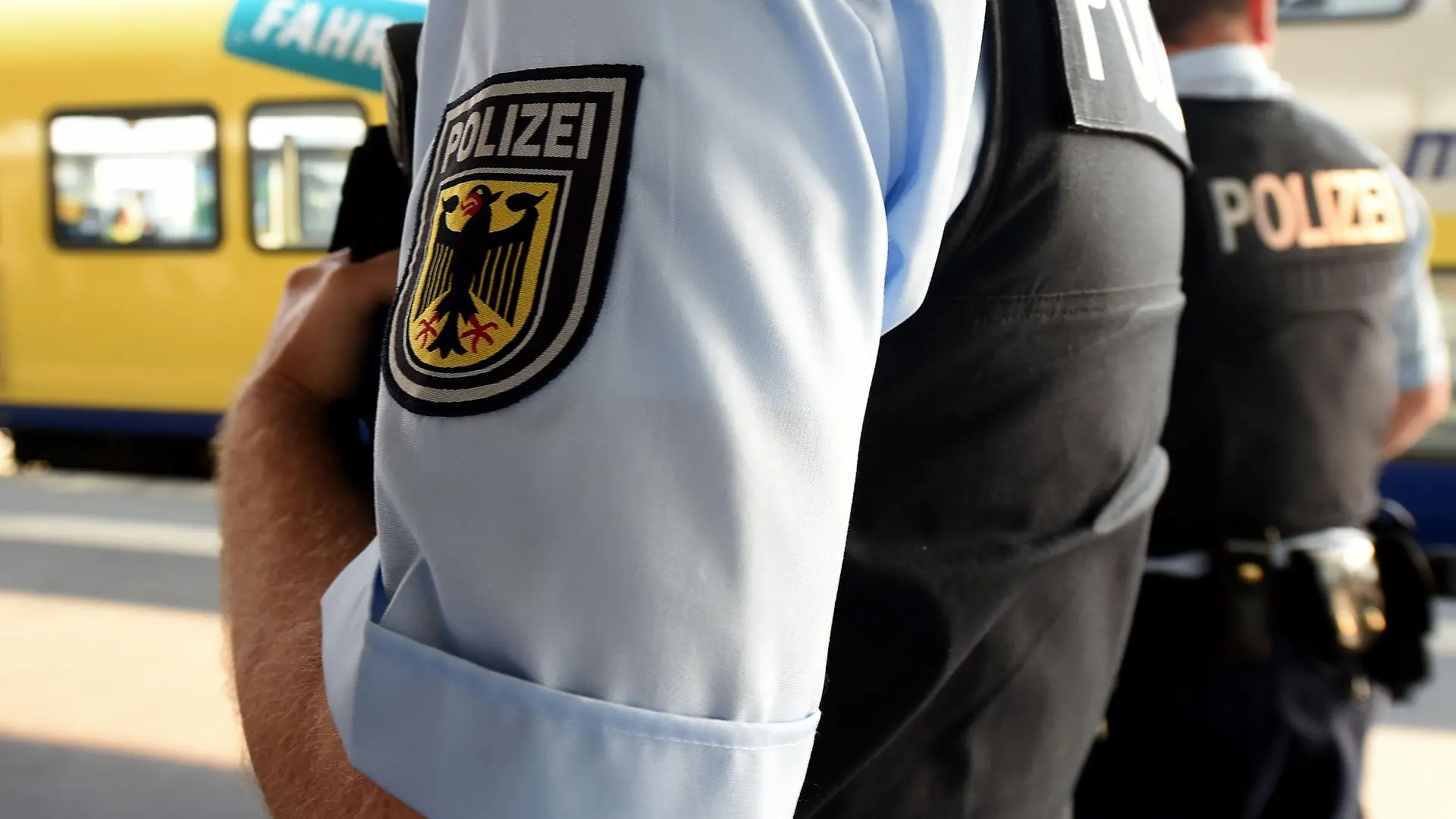 ILLUSTRATION - ARCHIV - Zwei Beamte der Bundespolizei überwachen am 05.09.2014 einen Bahnsteig auf dem Hauptbahnhof in Hannover (Niedersachsen). Foto: Holger Hollemann/dpa (zu dpa "Ermittlungen gegen Beamten der Bundespolizei wegen Körperverletzung" vom 17.05.2015) +++(c) dpa - Bildfunk+++