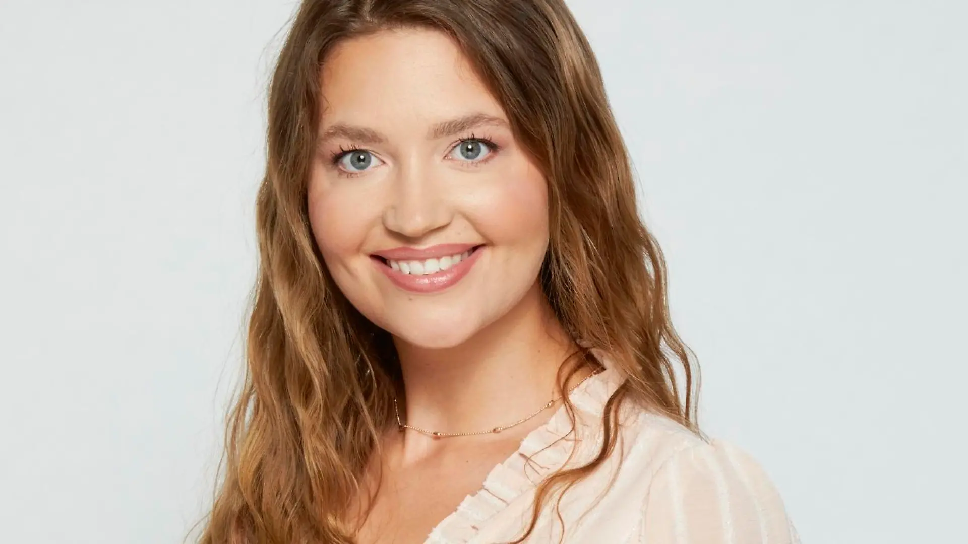 Amrei Haardt spielt "Nathalie von Altenburg"
Die Verwendung des sendungsbezogenen Materials ist nur mit dem Hinweis und Verlinkung auf RTL+ gestattet.