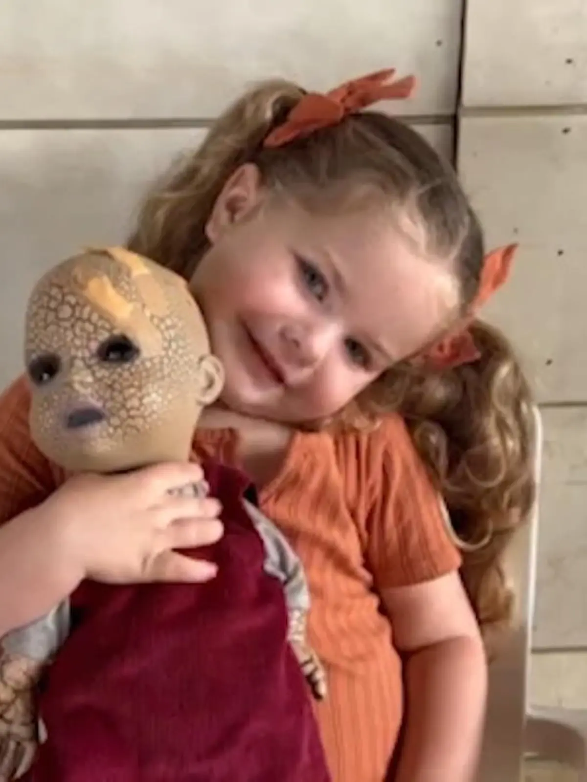 Die dreijährige Briar kann sich einfach nicht von ihrer Puppe trennen. Sie nimmt sie überall mit hin. Das Besondere an „Chloe“: Sie ist eine Grusel-Puppe! Aber das stört das kleine Mädchen nicht. Sie liebt die Puppe mit ihren rot glühenden Augen, dem fiesen Lachen und dem hässlichen Aussehen. Wir zeigen die beiden im Video.
