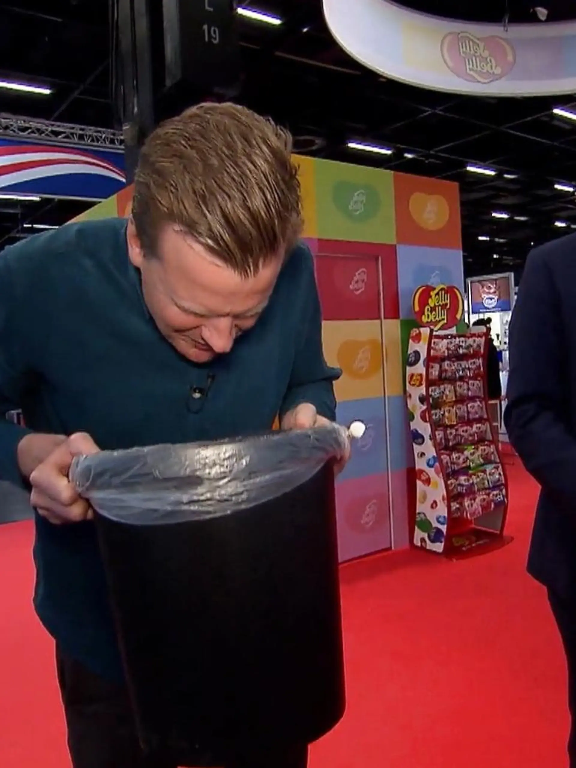 Snacks gehen ja gefühlt immer. Egal ob Weingummi, Cracker oder Chips. Jetzt sollen sie mehr und mehr unsere Nahrung ergänzen. So verkauft es die Branche auf der heute gestarteten Süßwarenmesse in Köln. Möglichst ohne Zucker und gesund soll es sein. Voll gepackt mit Vitaminen und Mineralien. Manchmal ist das auch alles andere als lecker wie unser Reporter Jan Heikrodt zu schmecken bekommen hat.