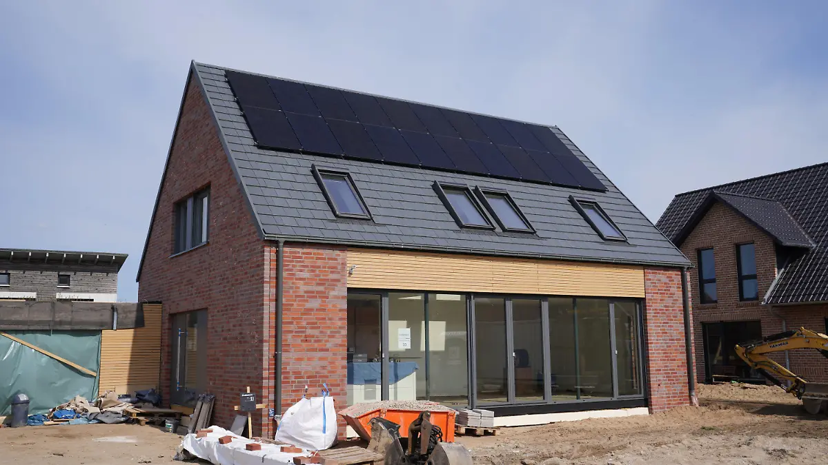 ARCHIV - 16.04.2021, Schleswig-Holstein, Lübeck: Die Baustelle eines Einfamilienhauses mit einem Solardach ist zu sehen. Ab 2025 gilt in Schleswig-Holstein für Neubauten Solardachpflicht. Auf Gebäuden des Landes gibt es bisher kaum Solaranlagen (zu dpa «Nur wenige Solaranlagen auf Gebäuden des Landes»). Foto: Marcus Brandt/dpa +++ dpa-Bildfunk +++