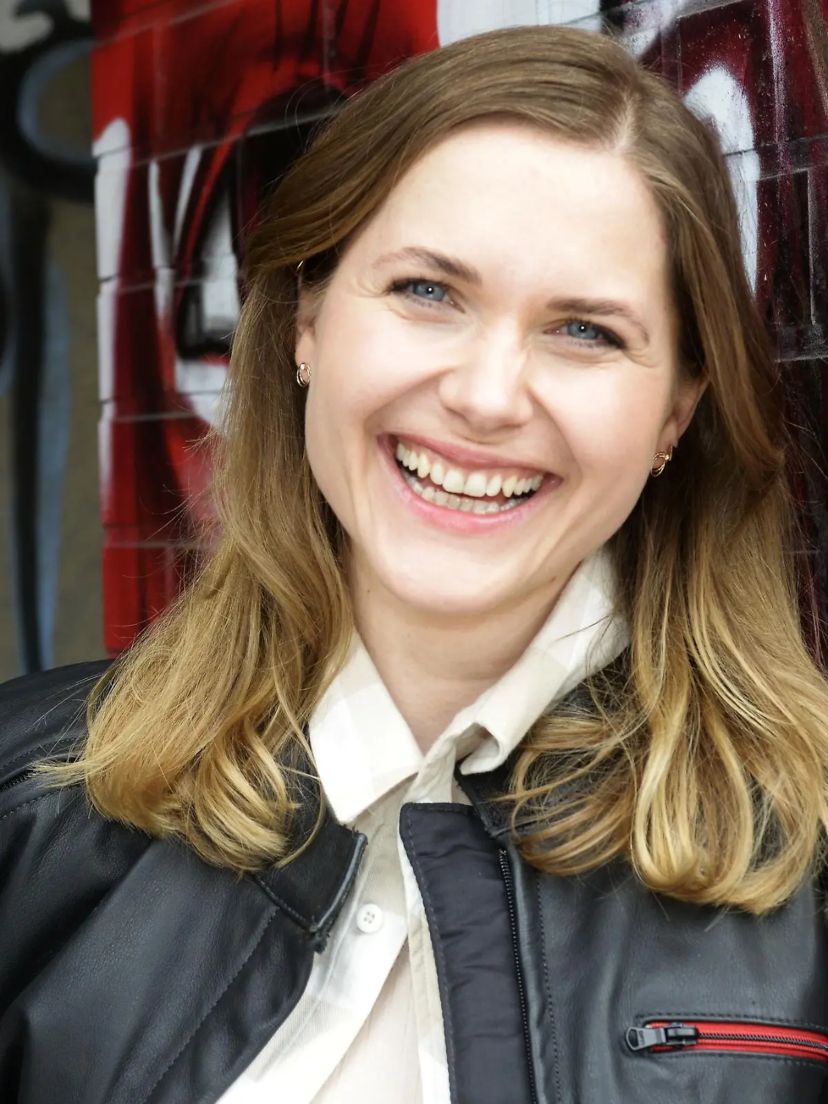 Laura Lippmann spielt "Nicole Berger"

Die Verwendung des sendungsbezogenen Materials ist nur mit dem Hinweis und Verlinkung auf RTL+ gestattet.