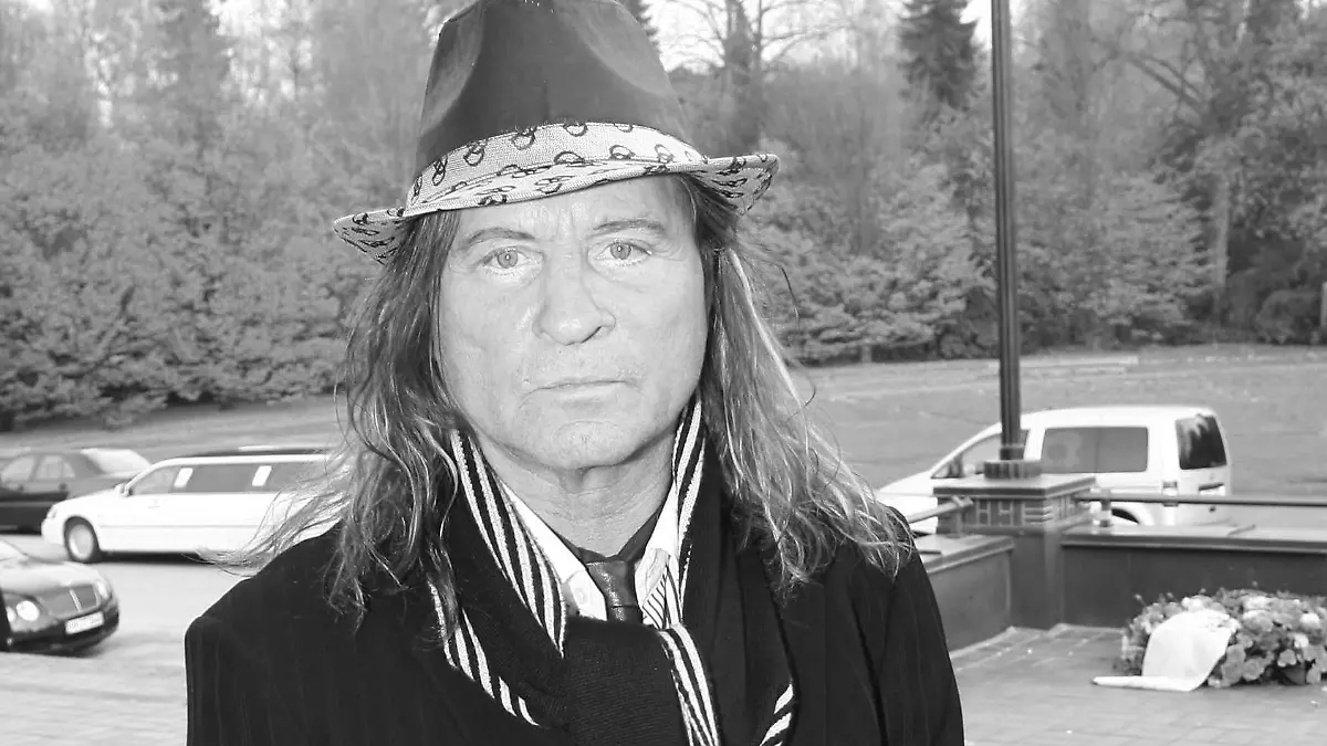 Bildnummer: 56271990 Datum: 11.11.2011 Copyright: imago/Strussfoto
Kiezianer Klaus Barkowsky Hamburg St. Pauli trauert um Hanne Kleine! Die Anteilnahme am Freitagmittag ist riesengross: Etwa 400 Menschen nahmen auf dem Friedhof Ohlsdorf Abschied von Kiez-Urgestein Hanne Klein zur RITZE Hamburg 11. 11. 2011 Foto: STRUSSFOTO/ Graf People Entertainment Trauerfeier Trauer Gedenken Beerdigung xdp x0x 2011 hoch
56271990 Date 11 11 2011 Copyright Imago STRUSSFOTO Klaus Hamburg St Pauli mourns to Hanne small the Sympathy at Friday afternoon is enormous about 400 People participated on the Cemetery Ohlsdorf Farewell from Neighbourhood Prehistoric rock Hanne Small to Crack Hamburg 11 11 2011 Photo STRUSSFOTO Graf Celebrities Entertainment Mourning ceremony Mourning Remembrance Funeral XDP x0x 2011 vertical