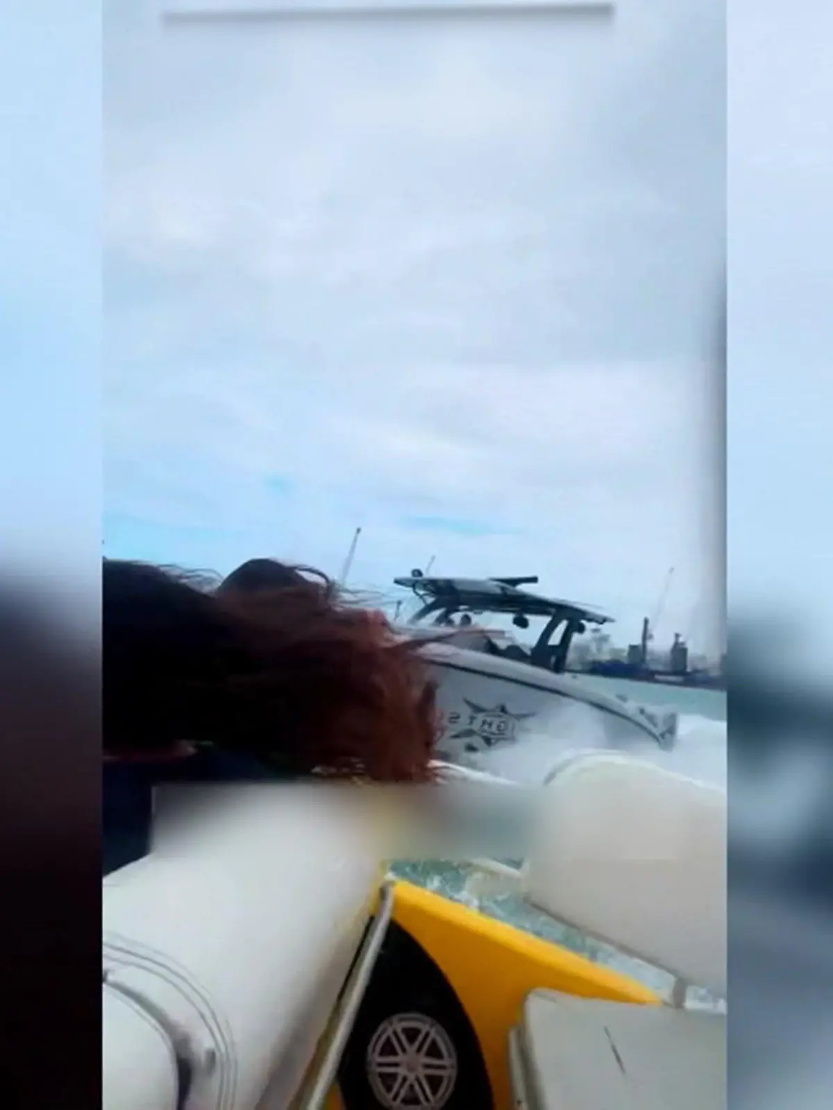 Uneschwerter Boots-Trip endet beinahe in einer Trägodie! 

13 Personen mieten sich in Miami ein Schnellboot für einen Ausflug.  In einer langgezogenen Kurve kommt es zu einer heftigen Kollision mit einem weiteren Boot.  Mehrere Personen kommen nach dem Crash mit Knochenbrüchen in ein Krankenhaus. Das Unglück ereignete sich bereits am 11. Februar. Nach einem Prozess auf Entschädigung wurde das Video veröffentlicht, das wir euch zeigen.