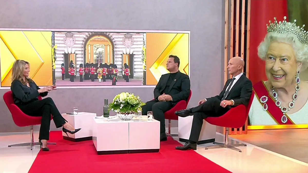 Frauke Ludowig, Guido Maria Kretschmer und RTL-Royal-Experte Michael Begasse während der Sondersendung "Goodbye Queen - die Welt verneigt sich"