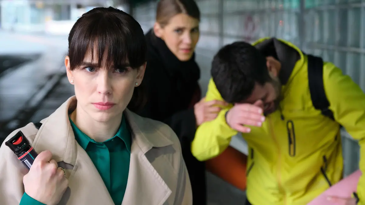 Als Stella (Bettine Langehein) Paco (Milos Vukovic) zur Hilfe eilt, entzieht Anne (Anna Schütz) sich überfordert.
Die Verwendung des sendungsbezogenen Materials ist nur mit dem Hinweis und Verlinkung auf RTL+ gestattet.
