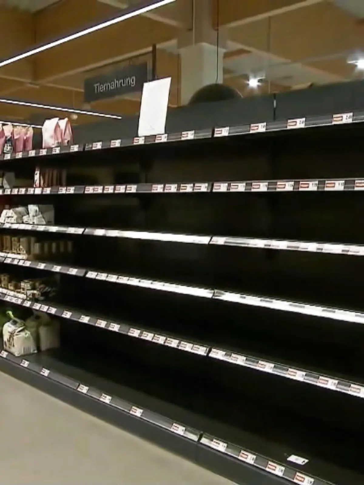 Der Preiskampf im Lebensmittel-Einzelhandel geht weiter. So kann es sein, dass Sie bei Ihrem Einkauf wieder vermehrt vor leeren Regalen stehen. Edeka will nämlich standhaft bleiben und hat nun einen Lieferstopp für weitere Marken verhängt.