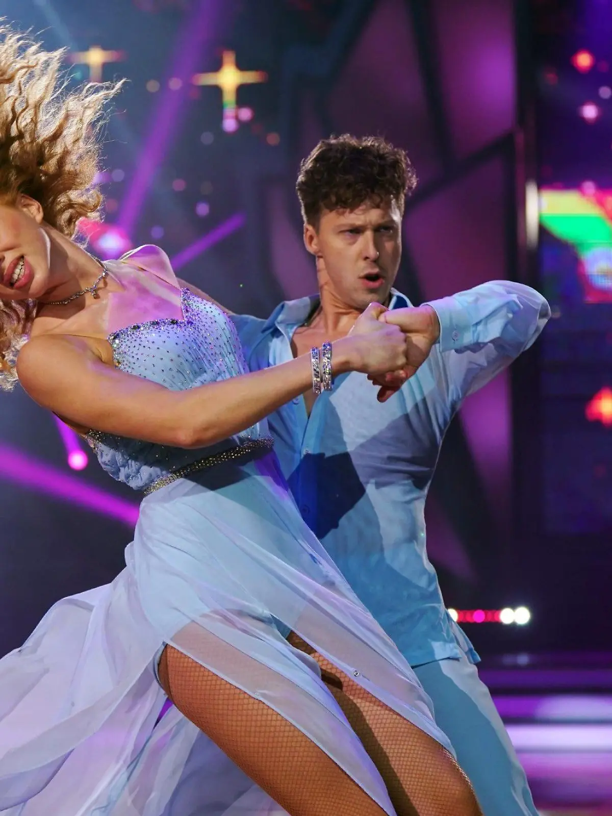 Anna Ermakova und Valentin Lusin tanzen Freestyle.

Die Verwendung des sendungsbezogenen Materials ist nur mit dem Hinweis und Verlinkung auf RTL+ gestattet.
