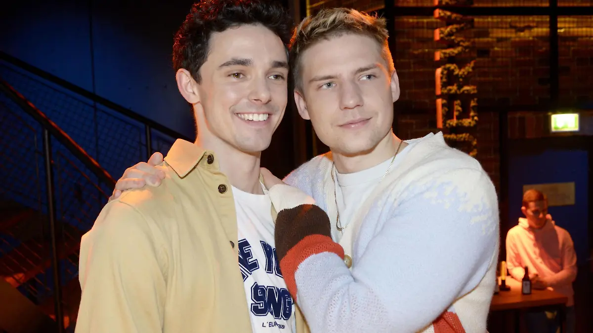 Luis (Marc Weinmann, l.) und Moritz (Lennart Borchert) scheinen ein Herz und eine Seele zu sein.
Die Verwendung des sendungsbezogenen Materials ist nur mit dem Hinweis und Verlinkung auf RTL+ gestattet.