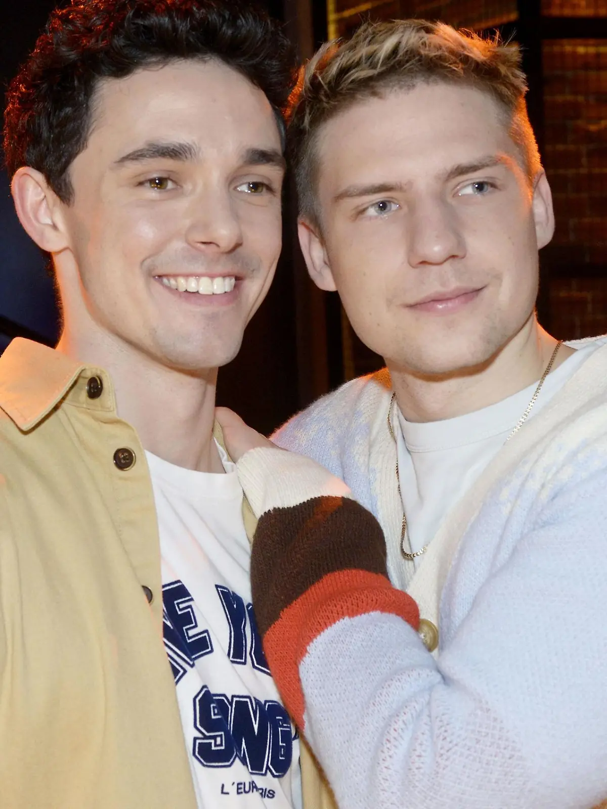 Luis (Marc Weinmann, l.) und Moritz (Lennart Borchert) scheinen ein Herz und eine Seele zu sein.

Die Verwendung des sendungsbezogenen Materials ist nur mit dem Hinweis und Verlinkung auf RTL+ gestattet.