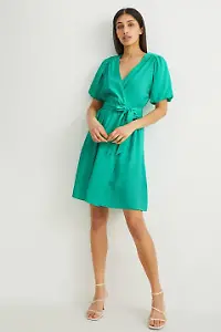 Hellgrünes Wickelkleid
