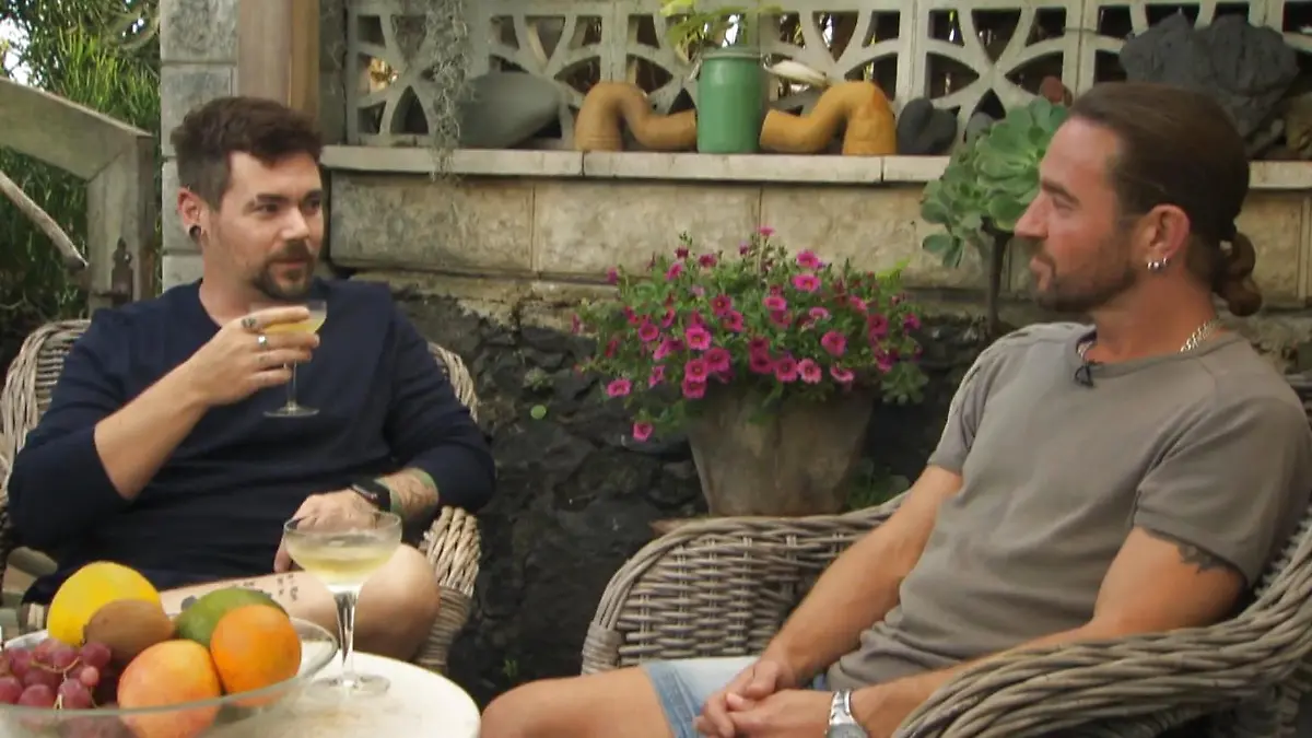 Basti und Sebastian besprechen ihre Dates mit Heiko bei "Bauer sucht Frau International"