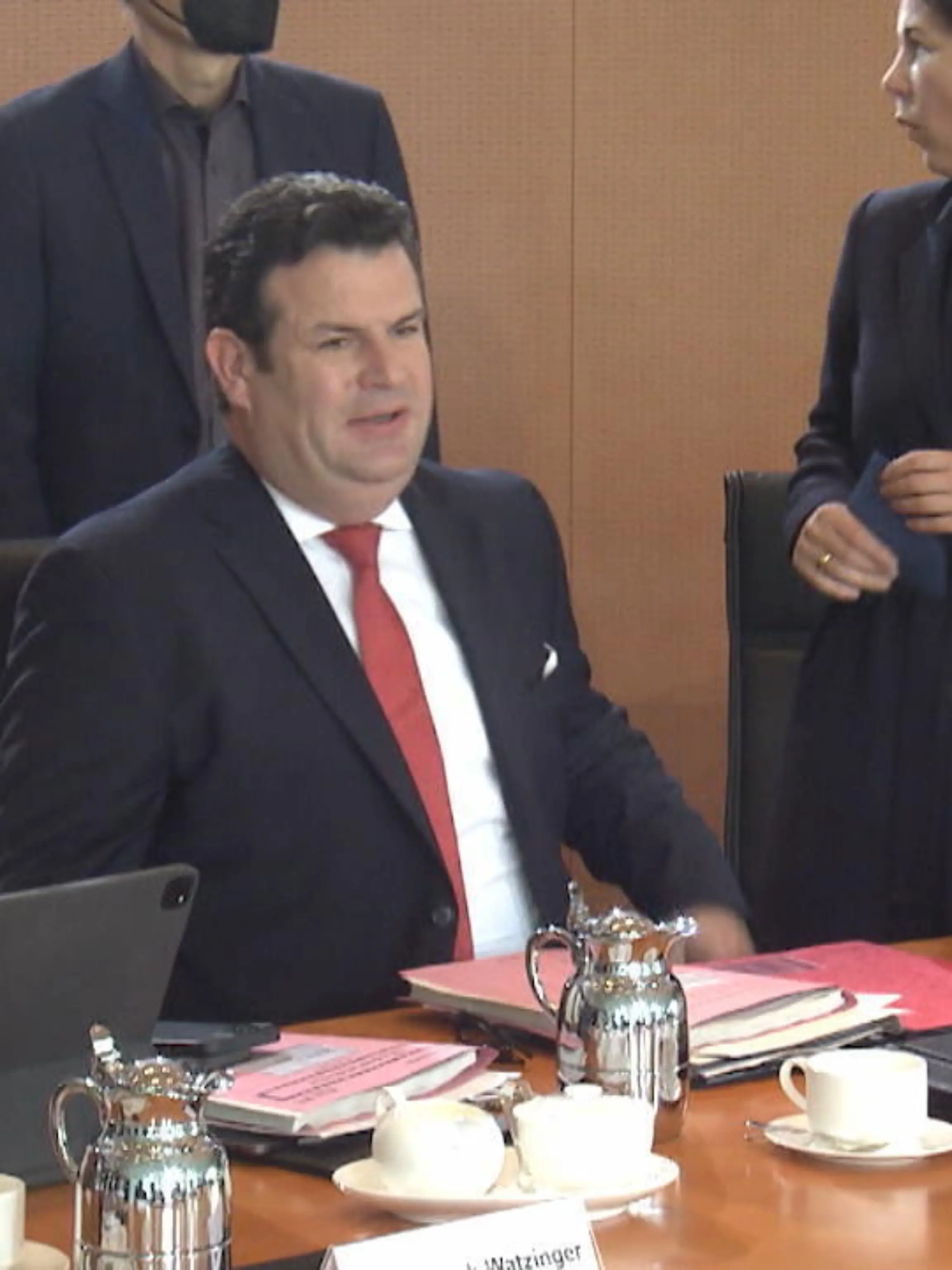 Nicht mehr lange, dann ist Hartz IV Geschichte. Bürgergeld heißt dann die neue Stütze. Das Bundeskabinett brachte es heute auf den Weg. In den vergangenen Tagen gab es viel Streit darum, denn es gibt mehr Geld für Langzeitarbeitslose. Der Handwerkskammer-Präsident beispielsweise befürchtet, dass viele Sozialhilfeempfänger dann erst Recht nicht mehr arbeiten wollen.