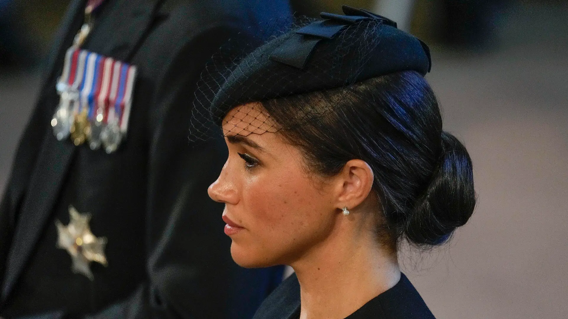 14.09.2022, Großbritannien, London: Meghan, Herzogin von Sussex, steht in der Westminster Hall, nachdem sie an der Prozession des Sarges von Königin Elizabeth teilgenommen hat. Die Königin wird vier Tage lang in der Westminster Hall aufgebahrt, bevor sie am Montag, dem 19. September, beigesetzt wird. Die britische Königin Elizabeth II. ist am 08.09.2022 im Alter von 96 Jahren gestorben. Foto: Gregorio Borgia/AP Pool/dpa +++ dpa-Bildfunk +++