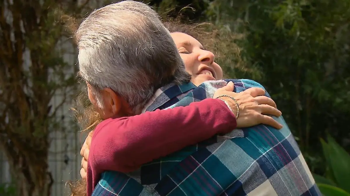 Eine letzte Umarmung von Farmer Tom: Bewerberin Karin muss abreisen