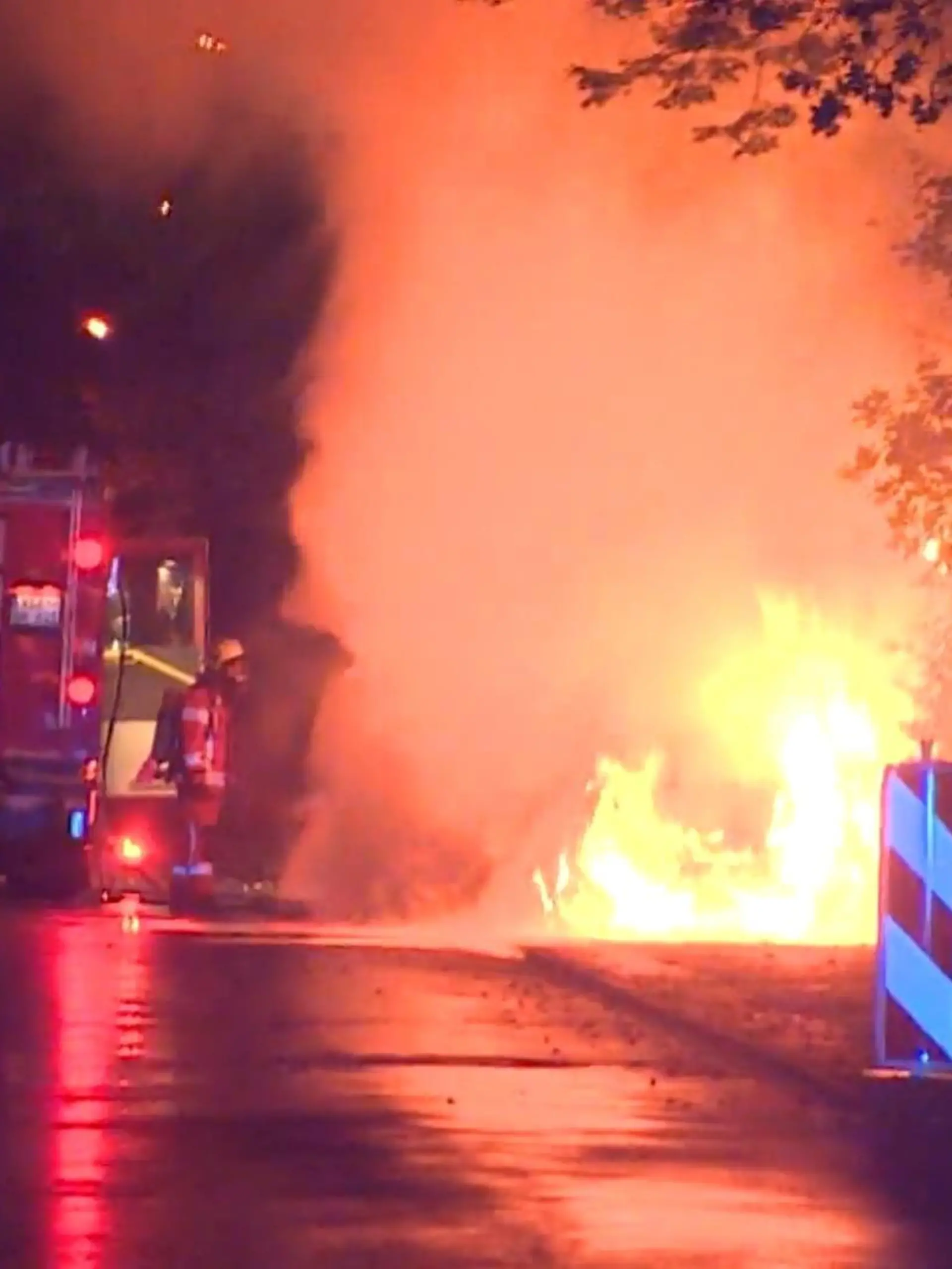 In Weeze brennen in der Nacht mehrere Autos. Und das innerhalb weniger Tage zum wiederholten Male. Bereits am Wochenende haben drei Autos am Niederrhein gebrannt. Die Polizei geht von einem Schaden im hohen fünfstelligen Bereich aus. Die Menschen im Ort haben Angst, dass ein Serientäter sein Unwesen treibt. Denn die Feuerwehr und Polizei gehen von Brandstiftung aus.