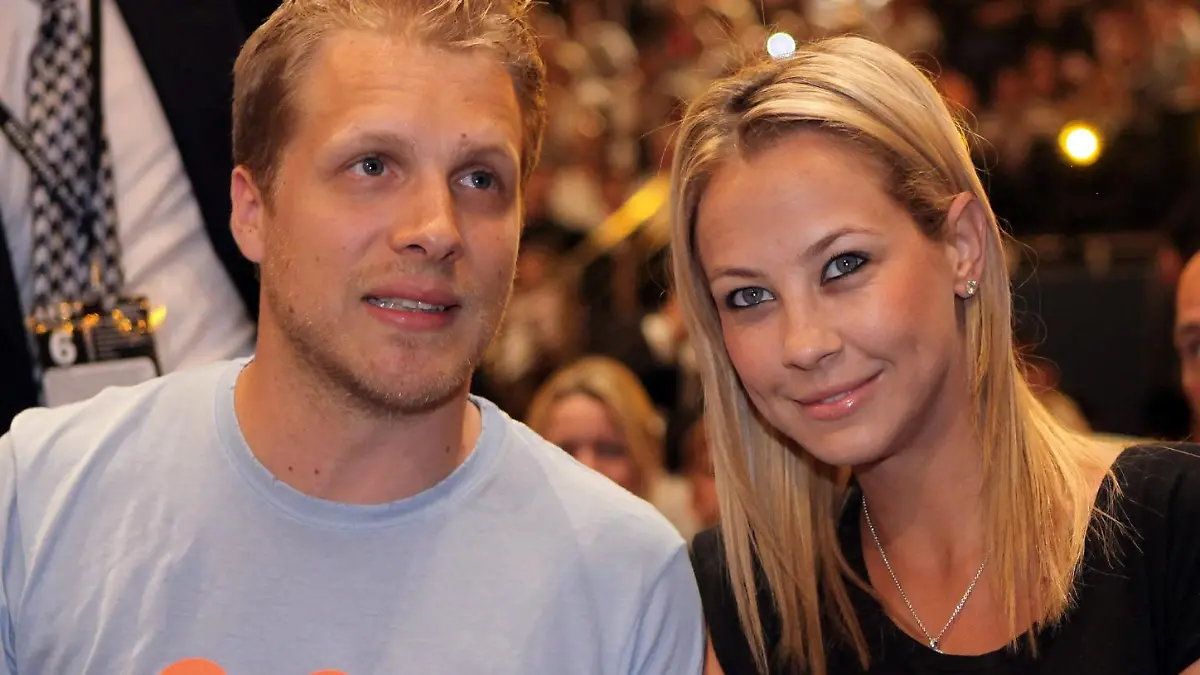ARCHIV - Der Comedian Oliver Pocher und seine Freundin Sandy Meyer-Wölden sind zu Gast in der Max-Schmeling-Halle in Berlin und warten auf den Hauptkampf der Mittelgewichts-Boxer (Archivfoto vom 27.06.2009). Pocher (31) und Meyer-Wölden (26) erwarten gemeinsamen Nachwuchs. Das melden übereinstimmend die «Bild»-Zeitung und die Zeitschrift «Bunte». Das Management der Ex-Verlobten von Boris Becker und des Moderators und Comedians bestätigte den Blättern: «Es stimmt. Sandy und Oliver erwarten ein Baby.» Foto: Arno Burgi dpa (Zu dpa 0811) +++(c) dpa - Bildfunk+++