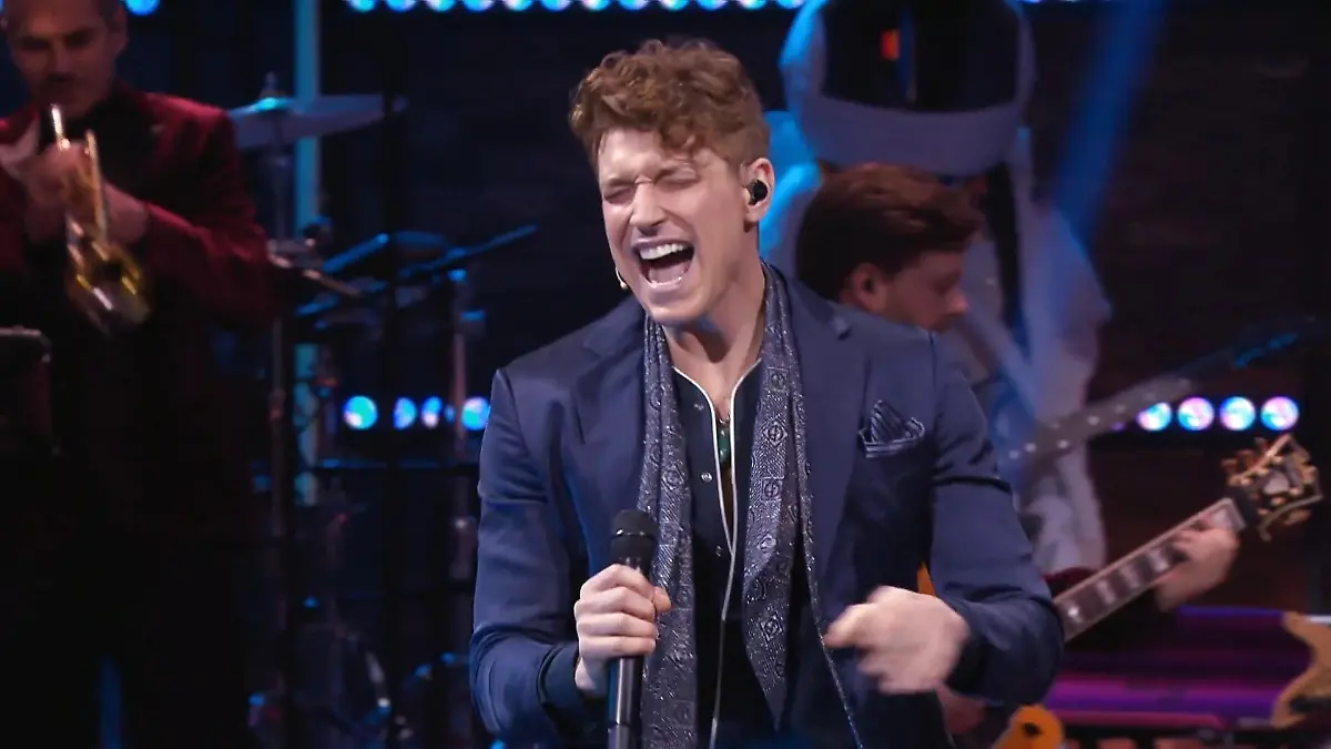 Daniel Donskoy gibt alles für sein Team. Auch vor einer Big Band macht er mit seiner Swing-Version von Justin Timberlakes "Can't Stop The Feeling" eine mega Figur!